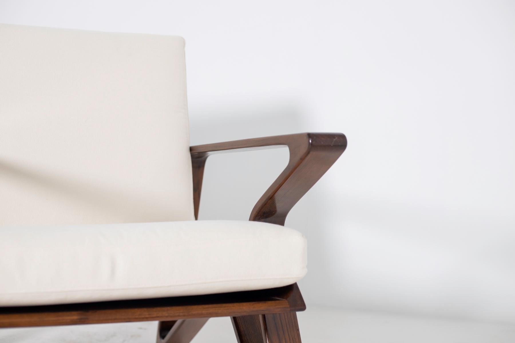 Pair of Italian Armchairs of the 20th Century in White Cotton and Walnut Wood 4