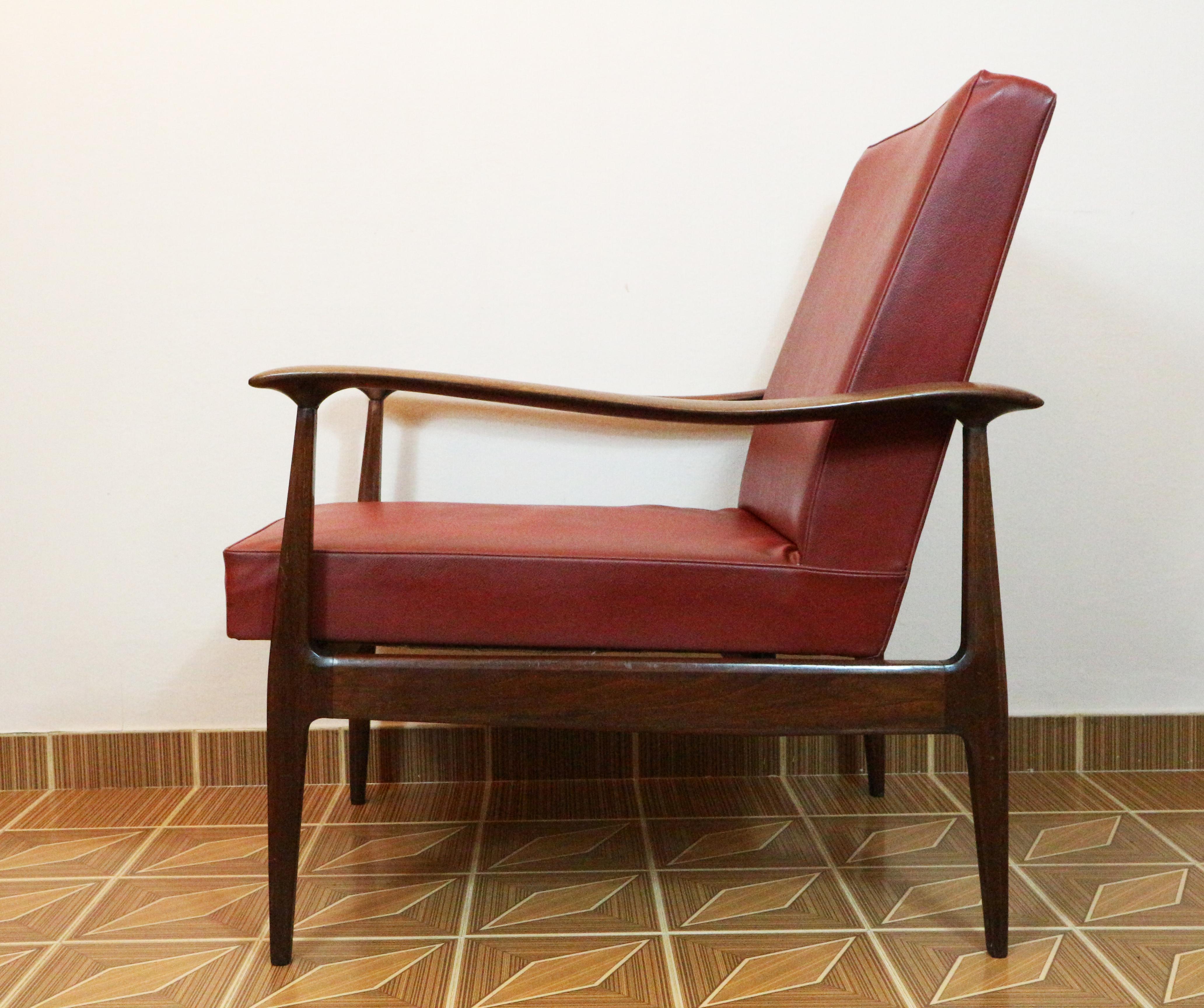 Pair of 1960s beechwood and imitation leather bordeaux office chairs.

We remain at your complete disposal for any other needs.

Lustri -
Italy