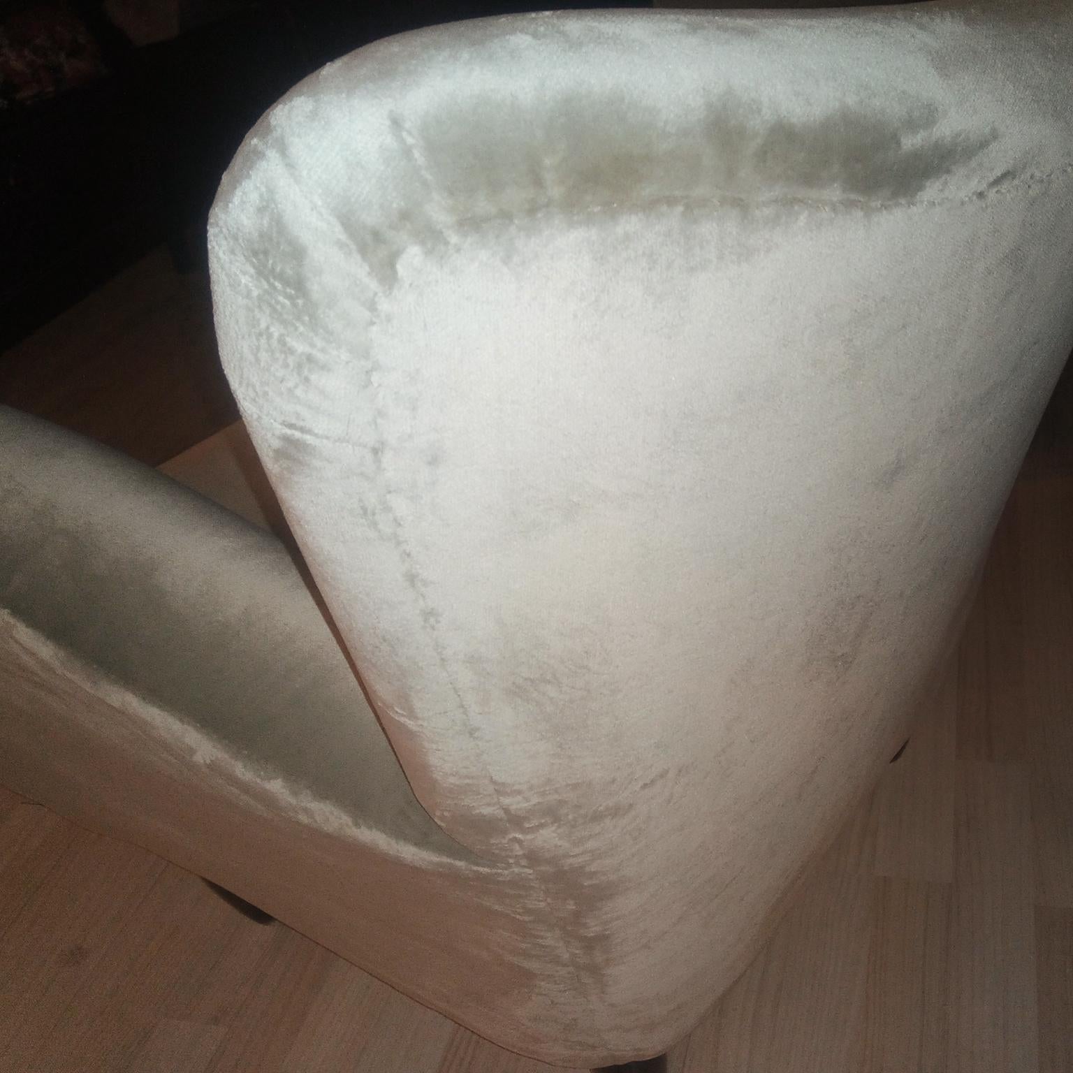 Pair of Italian Armchairs Reupholstered in Luxurious Velvet For Sale 3