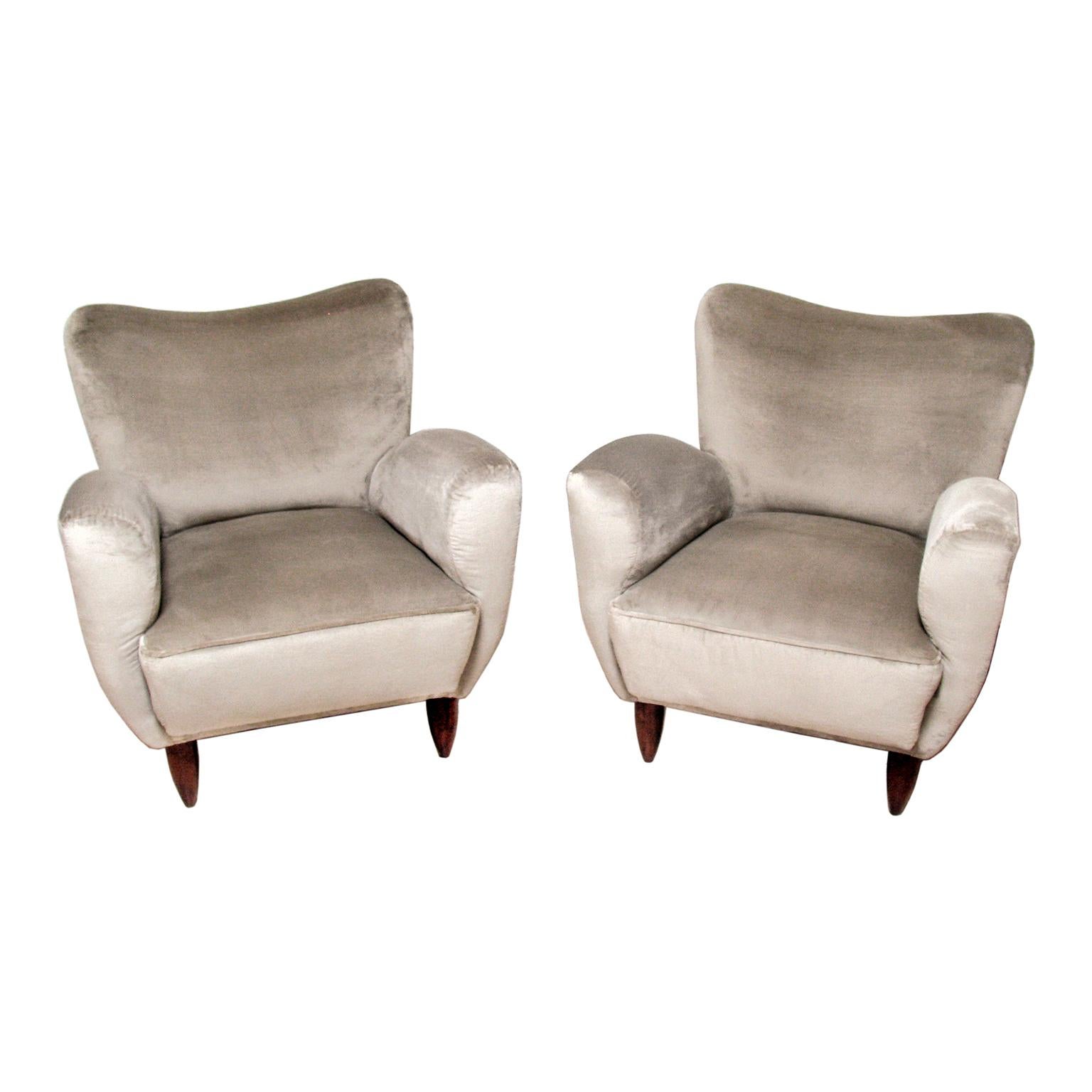 Pair of Italian armchairs, circa 1950.
Wood structure, feet in lacquered wood, covered with silver-gray luxurious Rubelli velvet.

Dimensions:
Width 72 cm (28.35 in.), depth 70 cm (27.56 in.)
Height 70 cm (27.56 in.), seat height 38 cm (15