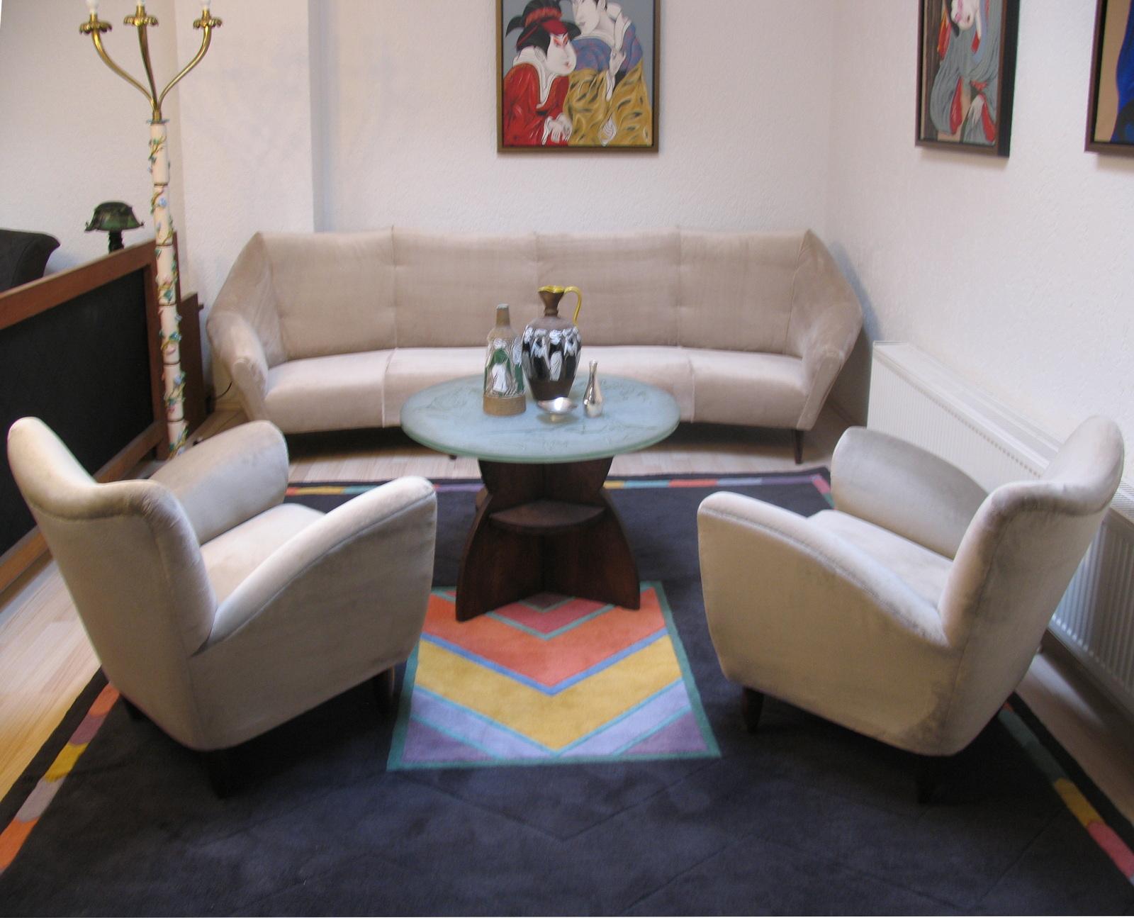 Paire de fauteuils italiens, vers 1950.
Structure en bois, pieds en bois laqué, recouverts de luxueux velours Rubelli gris argenté.

Dimensions :
Largeur 72 cm (28.35 in.), profondeur 70 cm (27.56 in.)
Hauteur 70 cm (27.56 in.), hauteur du siège 38