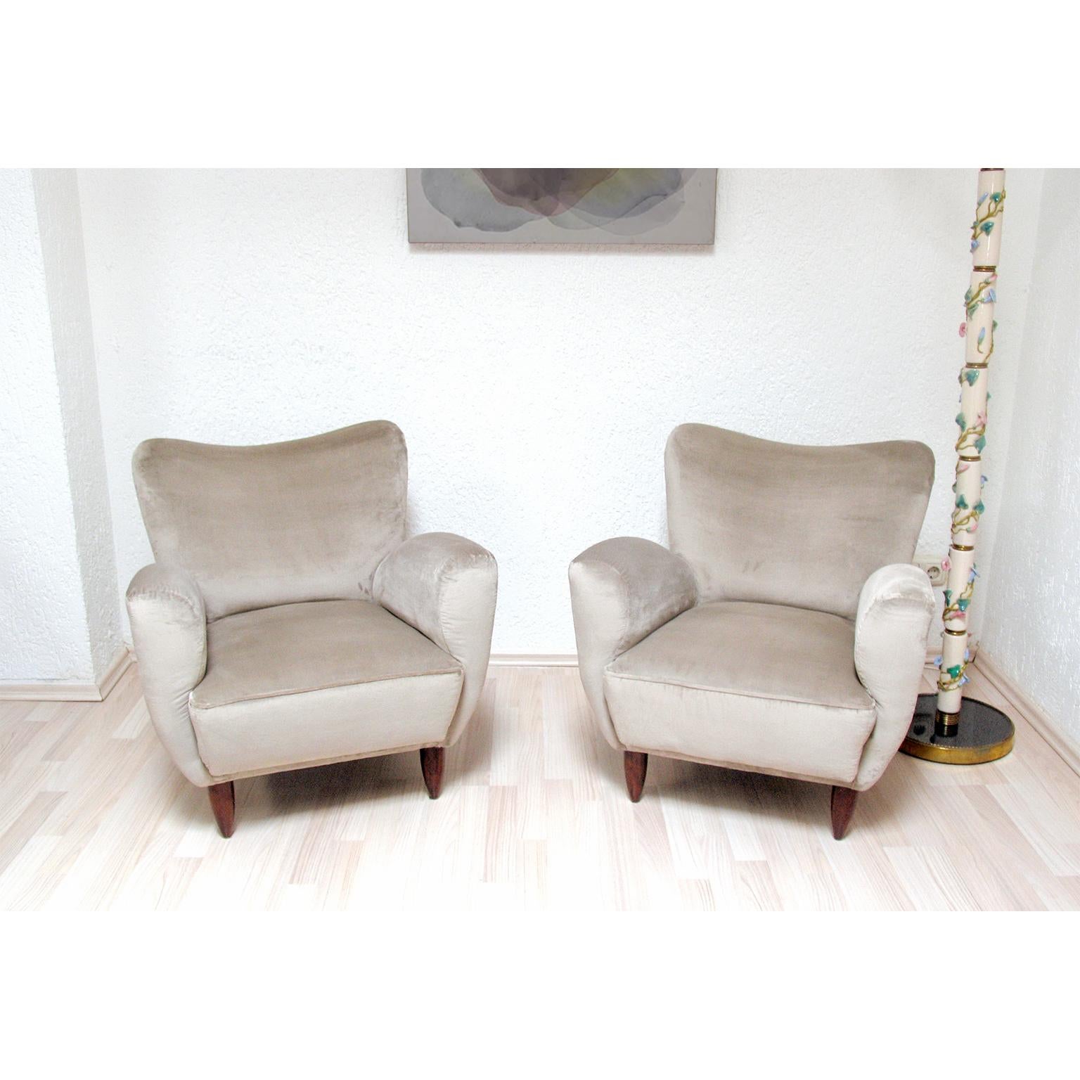 Mid-Century Modern Pair of Italian Armchairs Reupholstered in Luxurious Velvet For Sale