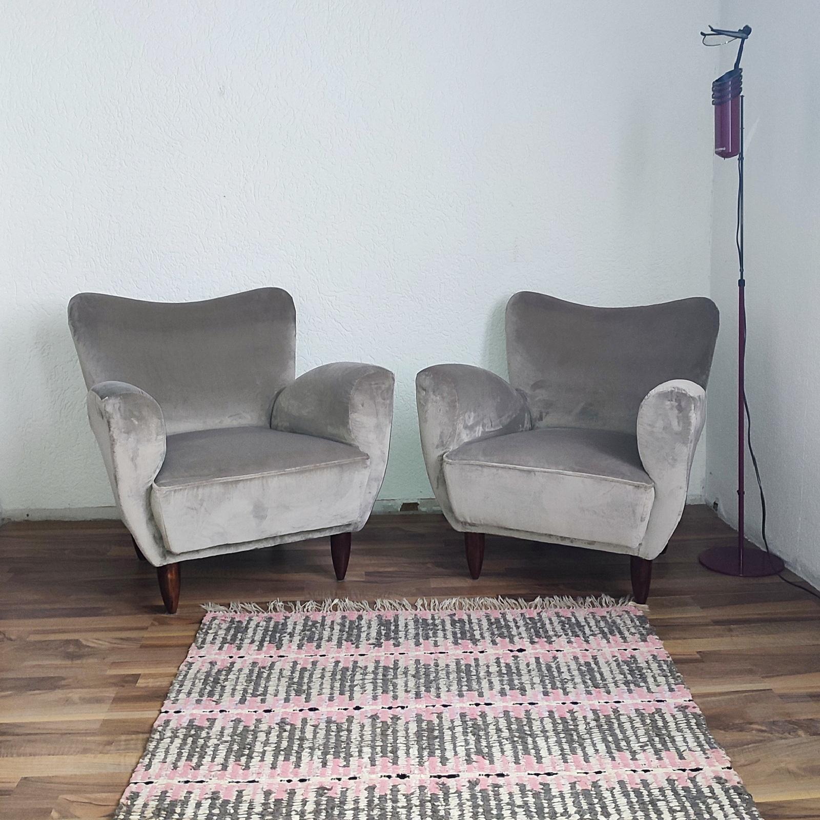 Mid-Century Modern Paire de fauteuils italiens retapissés en velours luxueux en vente