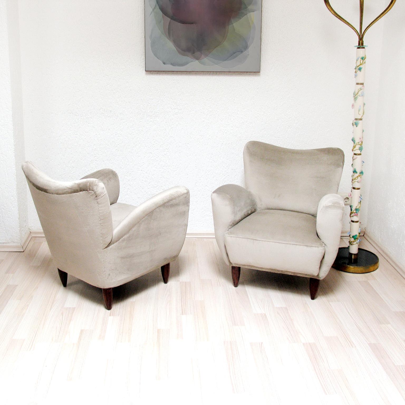 Pair of Italian Armchairs Reupholstered in Luxurious Velvet In Excellent Condition For Sale In Bochum, NRW