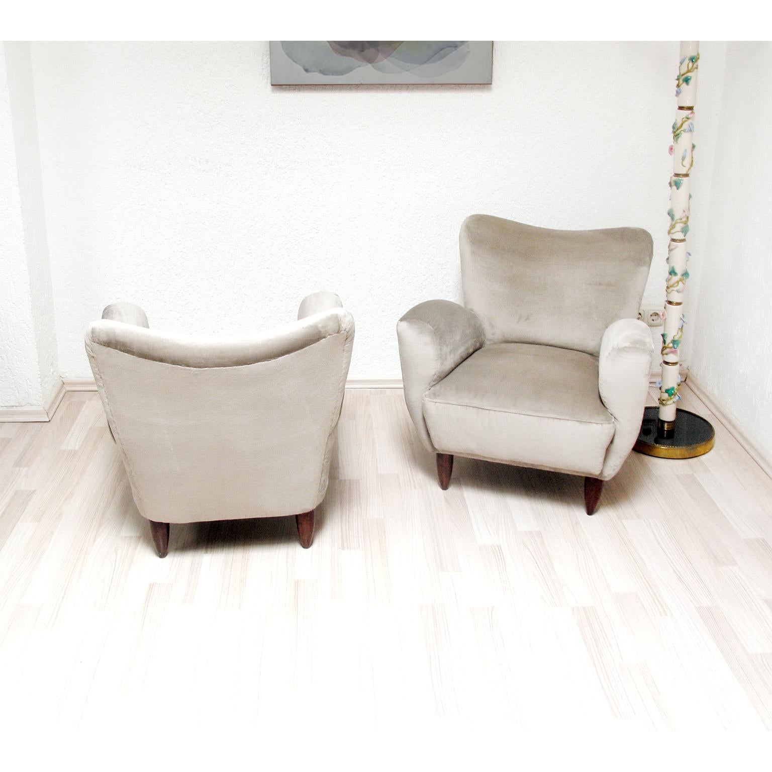 20th Century Pair of Italian Armchairs Reupholstered in Luxurious Velvet For Sale