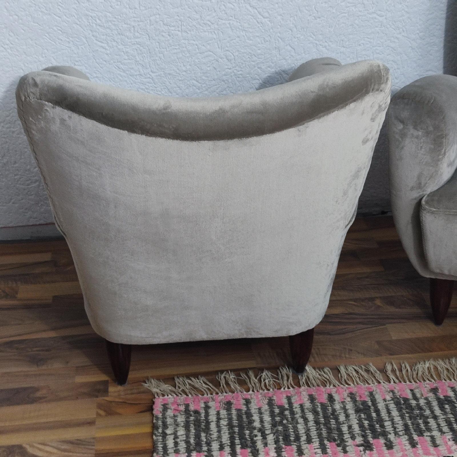 20ième siècle Paire de fauteuils italiens retapissés en velours luxueux en vente