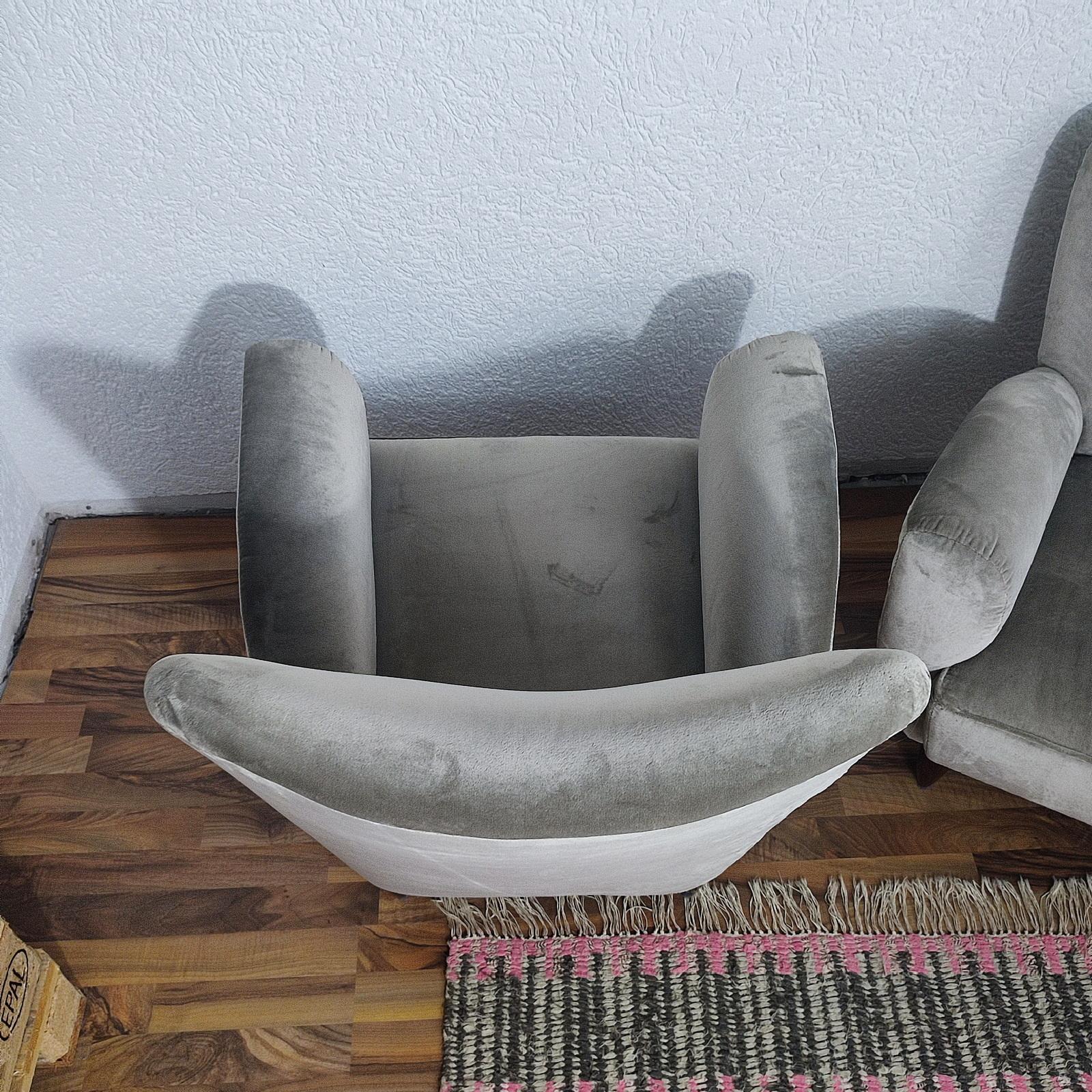 Tissu d'ameublement Paire de fauteuils italiens retapissés en velours luxueux en vente