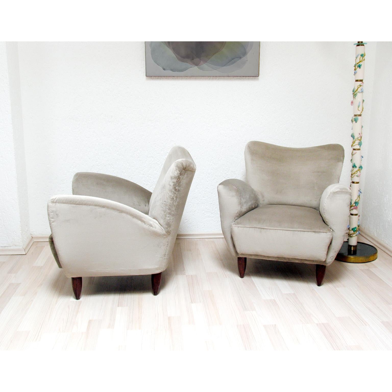 Pair of Italian Armchairs Reupholstered in Luxurious Velvet For Sale 1