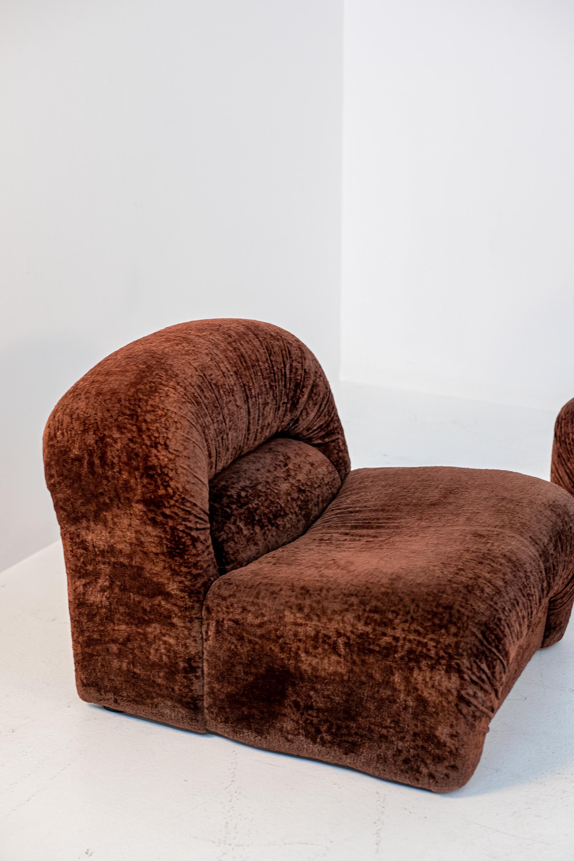 Beautiful pair of 70's Space Age Italian armchairs.
The pair of armchairs have soft and fluid shapes, with very rounded corner. The armchairs have the typical design of the 70s Space Age, where the volume of the curves were very evident and fluid,