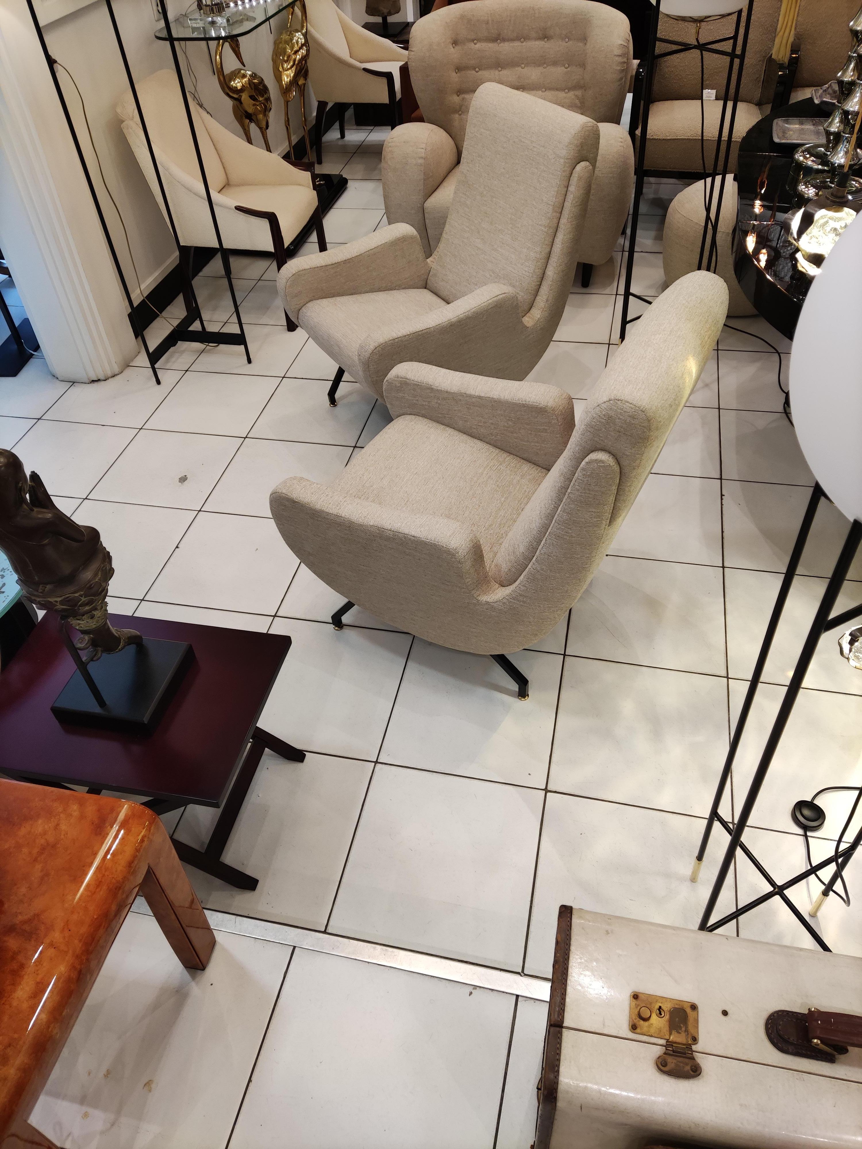 Paar italienische Sessel mit schwarzen Metallfüßen im Angebot 4
