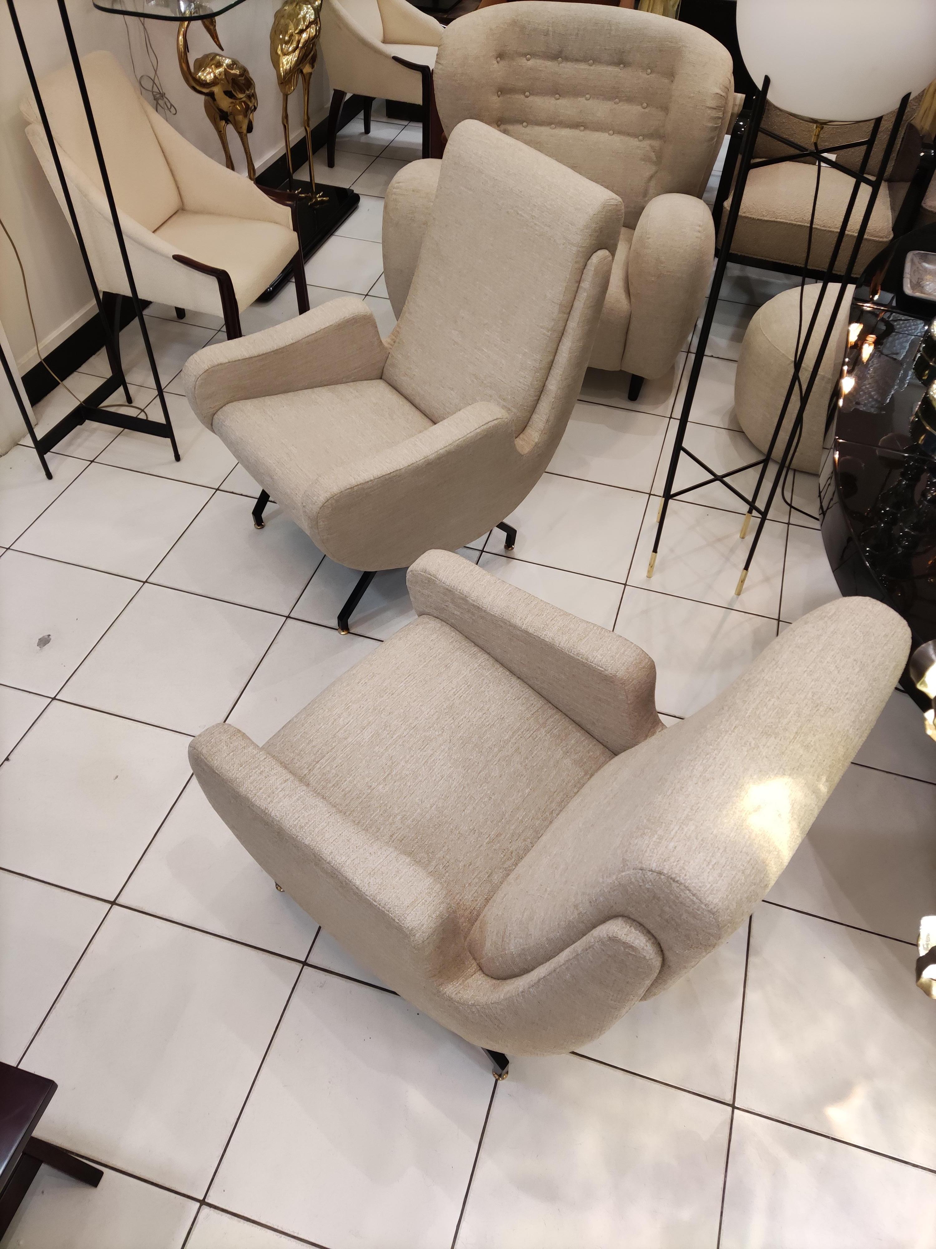 Coppia di poltrone italiane con piedi in metallo nero in vendita 11