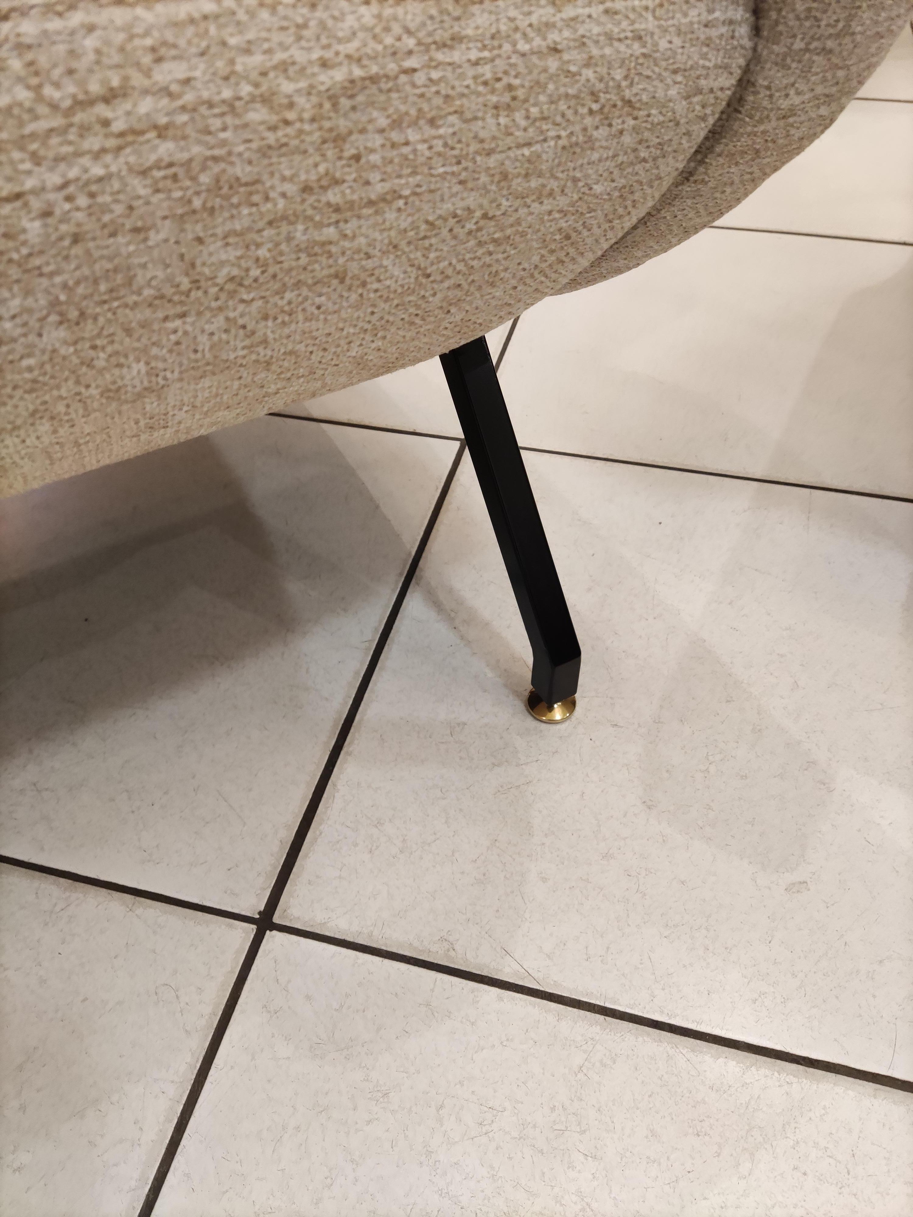 XX secolo Coppia di poltrone italiane con piedi in metallo nero in vendita