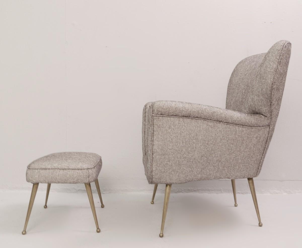 Mid-Century Modern Paire de fauteuils italiens avec repose-pieds, nouveau tissu d'ameublement en vente