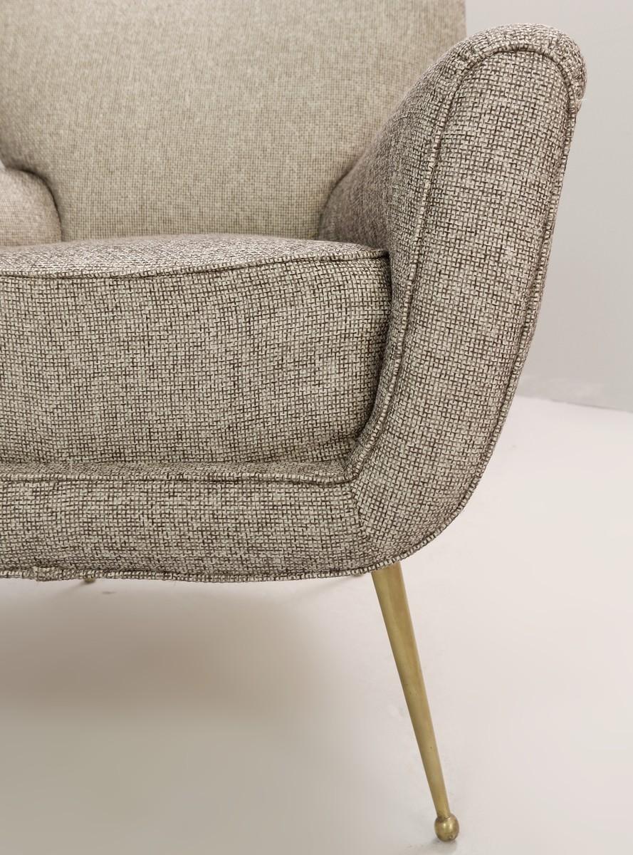 20ième siècle Paire de fauteuils italiens avec repose-pieds, nouveau tissu d'ameublement en vente