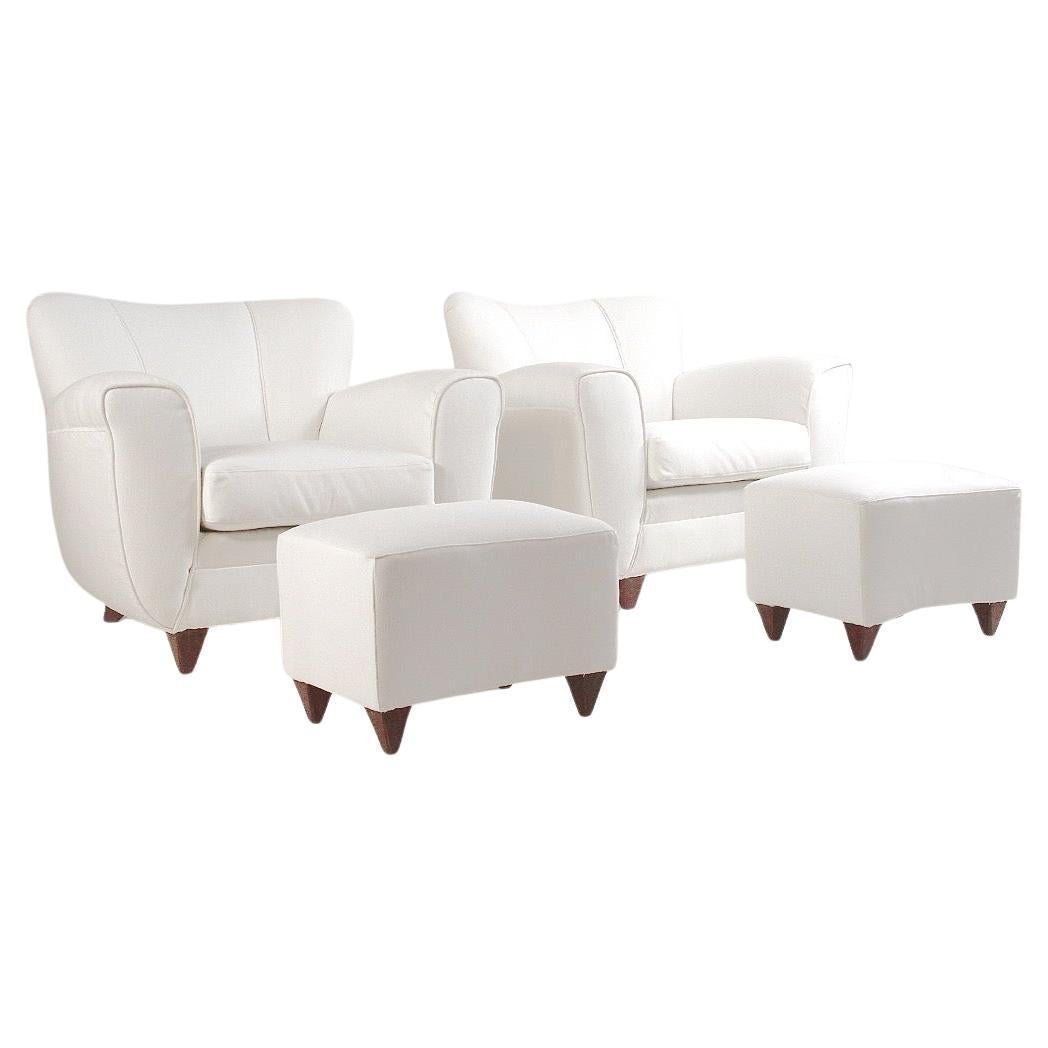 Coppia di poltrone con sgabelli in tessuto bianco, produzione italiana anni '40.
Struttura e piedi a forma di piramide tronca in Wood.
Ottime condizioni.
Venduto per set di 1 sedia e 1 pouf (il prezzo si intende per 1 sedia e 1 pouf). 

Progettista: