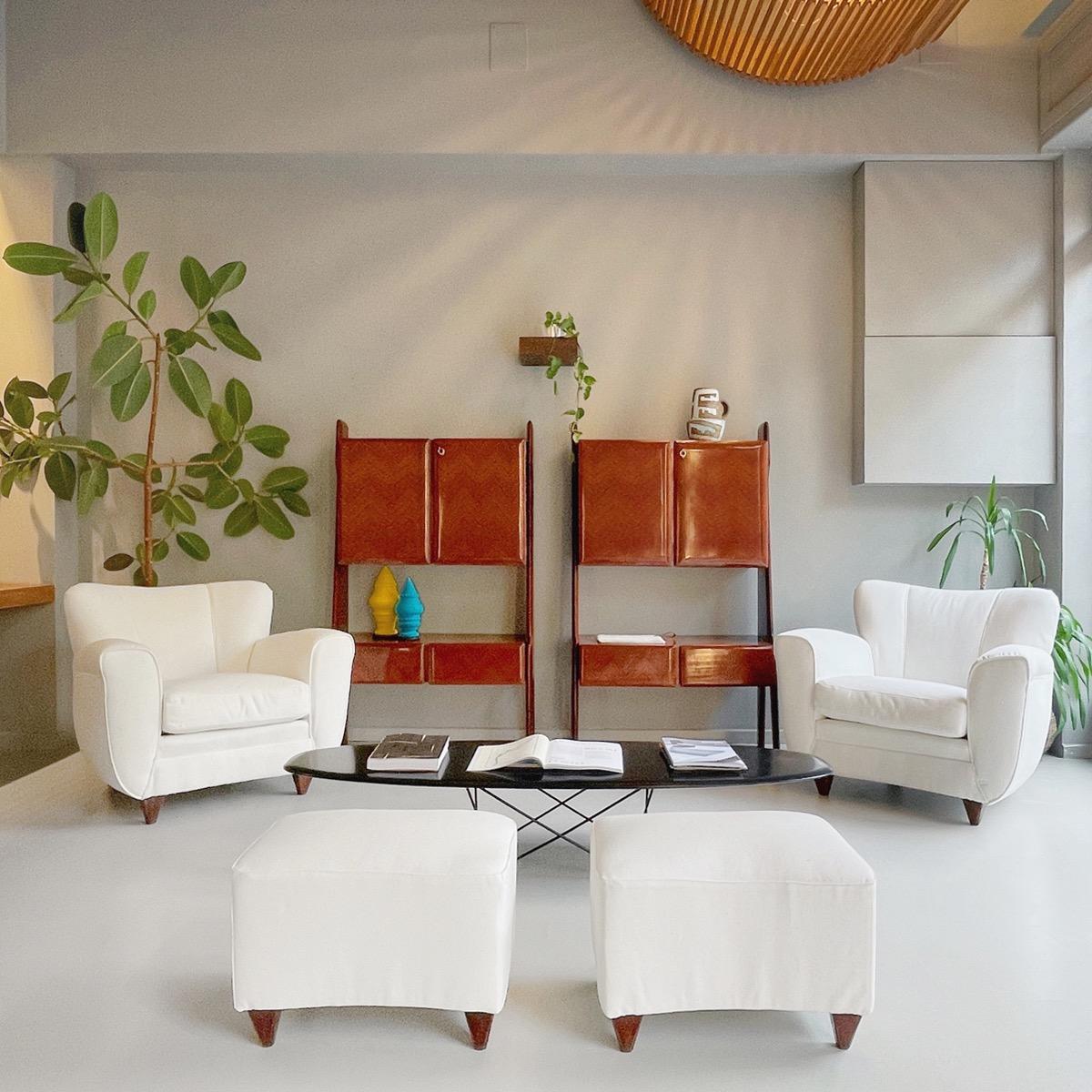 Mid-Century moderno Coppia di poltrone italiane con pouf in tessuto bianco - Italia, anni '40 circa in vendita