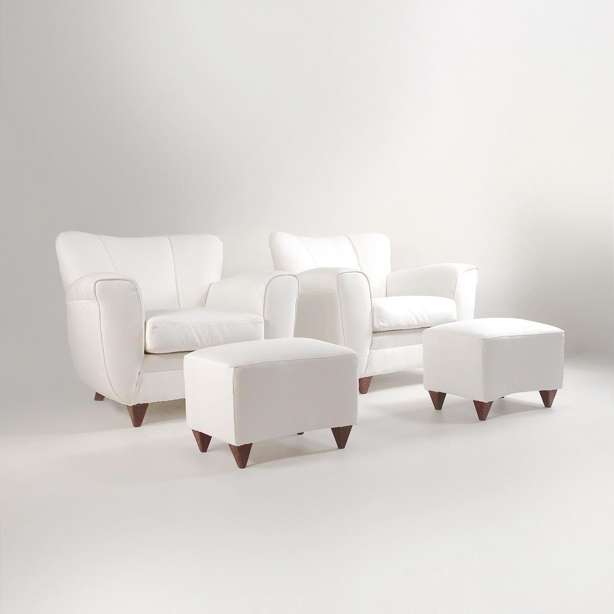 Italiano Coppia di poltrone italiane con pouf in tessuto bianco - Italia, anni '40 circa in vendita