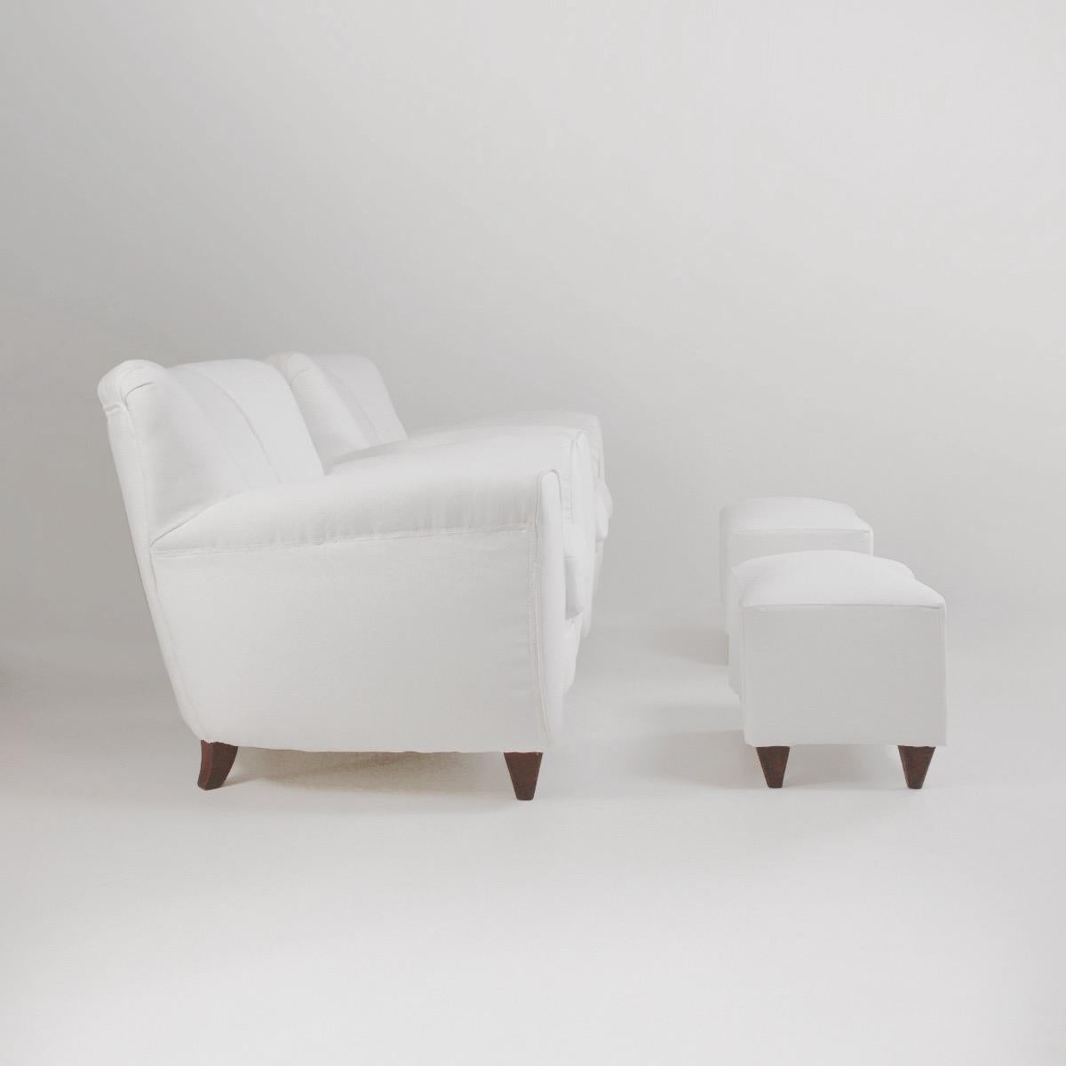 Metà XX secolo Coppia di poltrone italiane con pouf in tessuto bianco - Italia, anni '40 circa in vendita