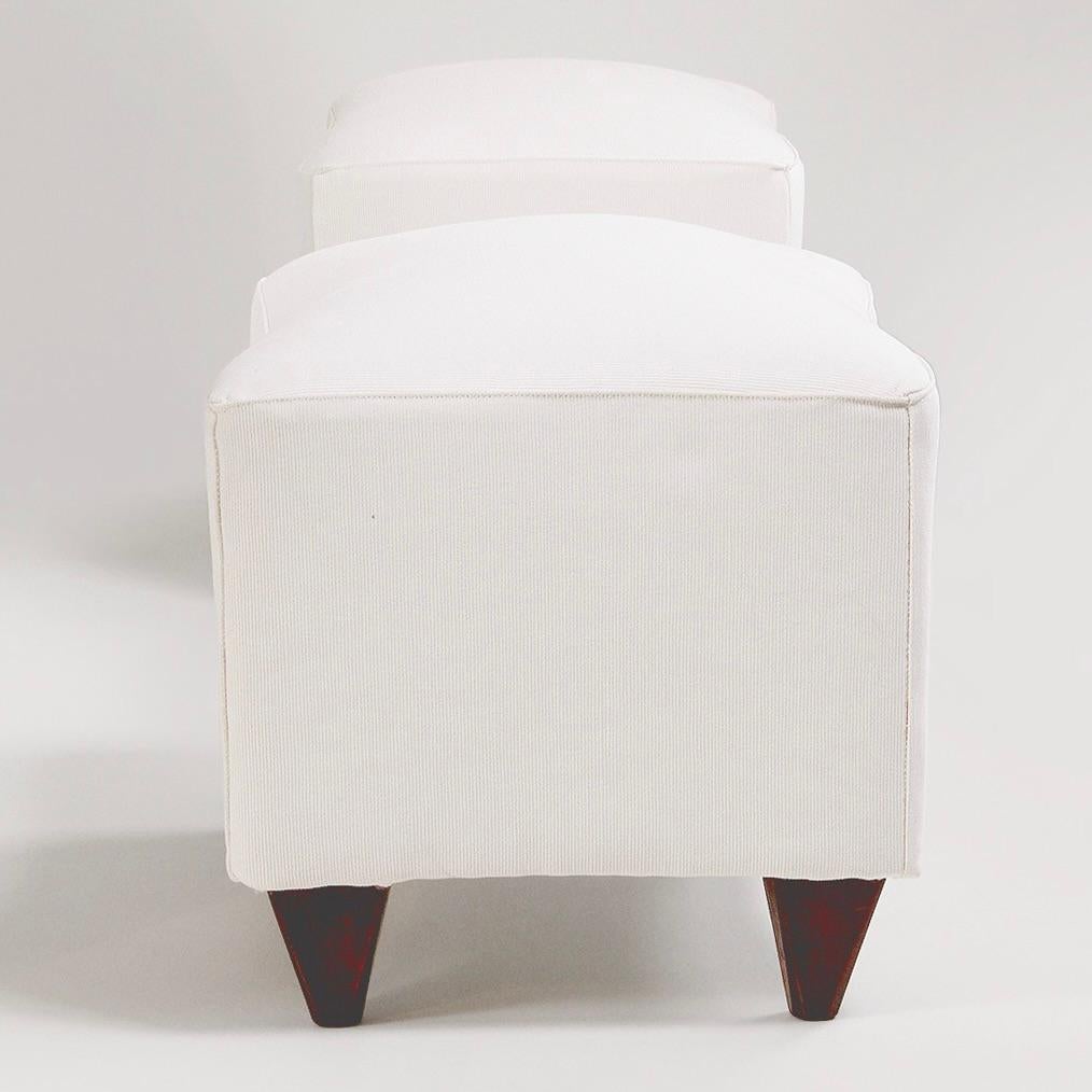 Tessuto Coppia di poltrone italiane con pouf in tessuto bianco - Italia, anni '40 circa in vendita