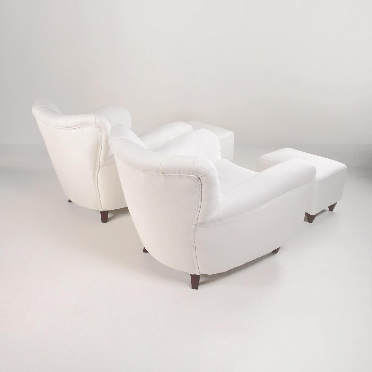 Coppia di poltrone italiane con pouf in tessuto bianco - Italia, anni '40 circa in vendita 1