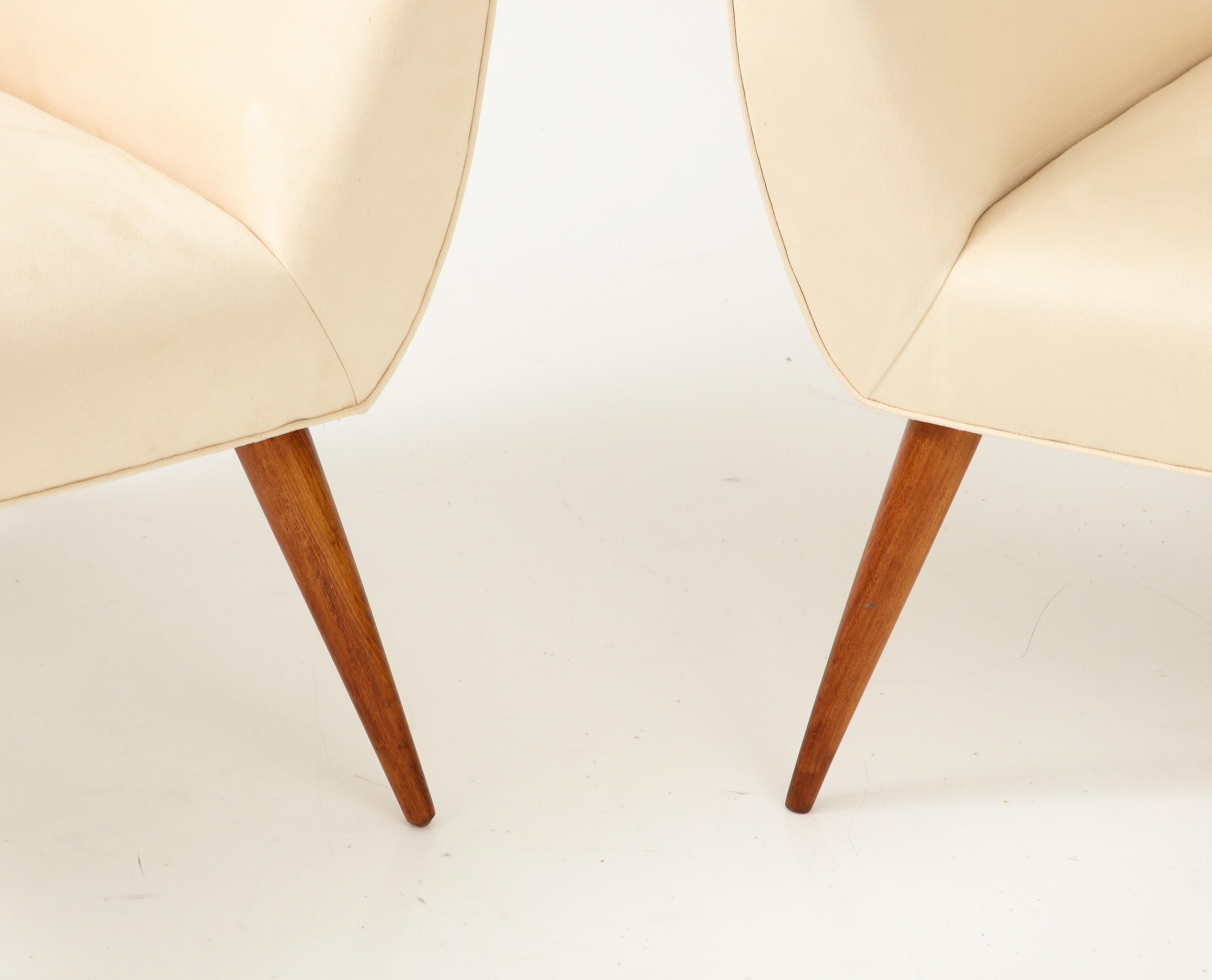 Pair of Italian Armchairs with Wood Legs, Italy, circa 1940 For Sale 2