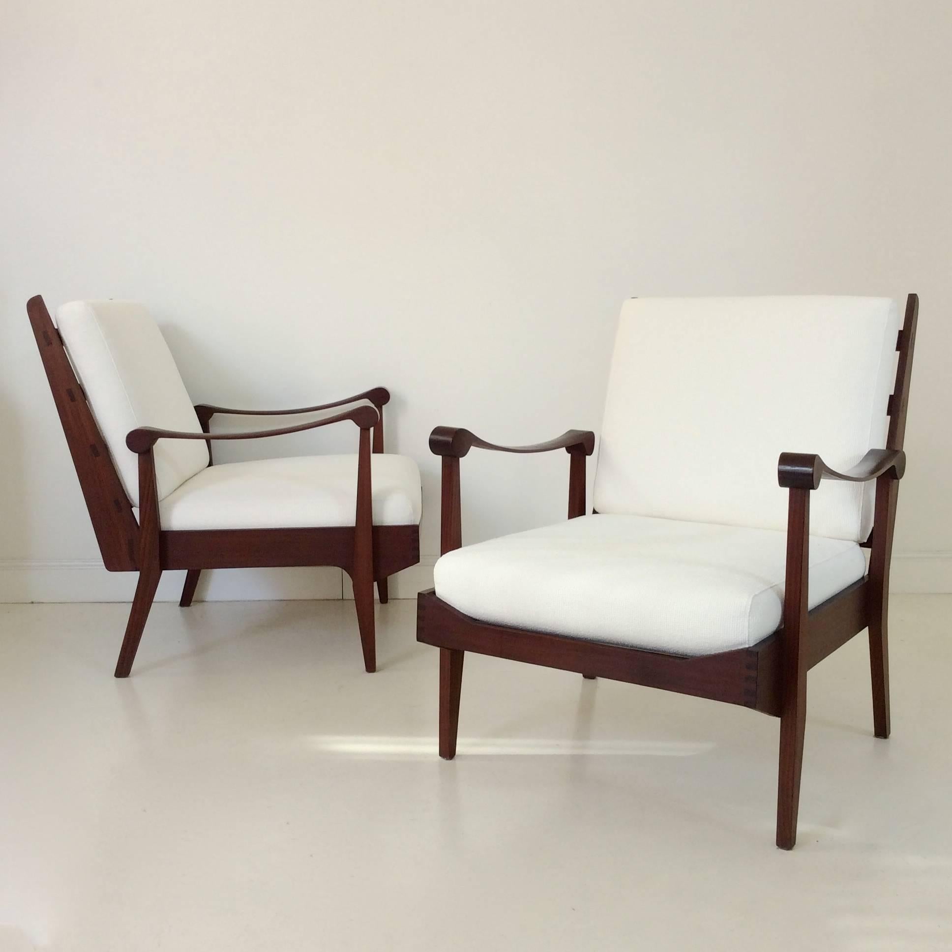 Elegant pair of armchairs, circa 1960, Italy.
Dark wood, new white fabric.
Dimensions: 85 cm H, 68 cm W, 70 cm D, seat H: 43 cm.
Good condition.
 
