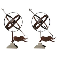 Paar italienische Armillary-Kugeln Vane aus dem 20. Jahrhundert, H: 80 cm