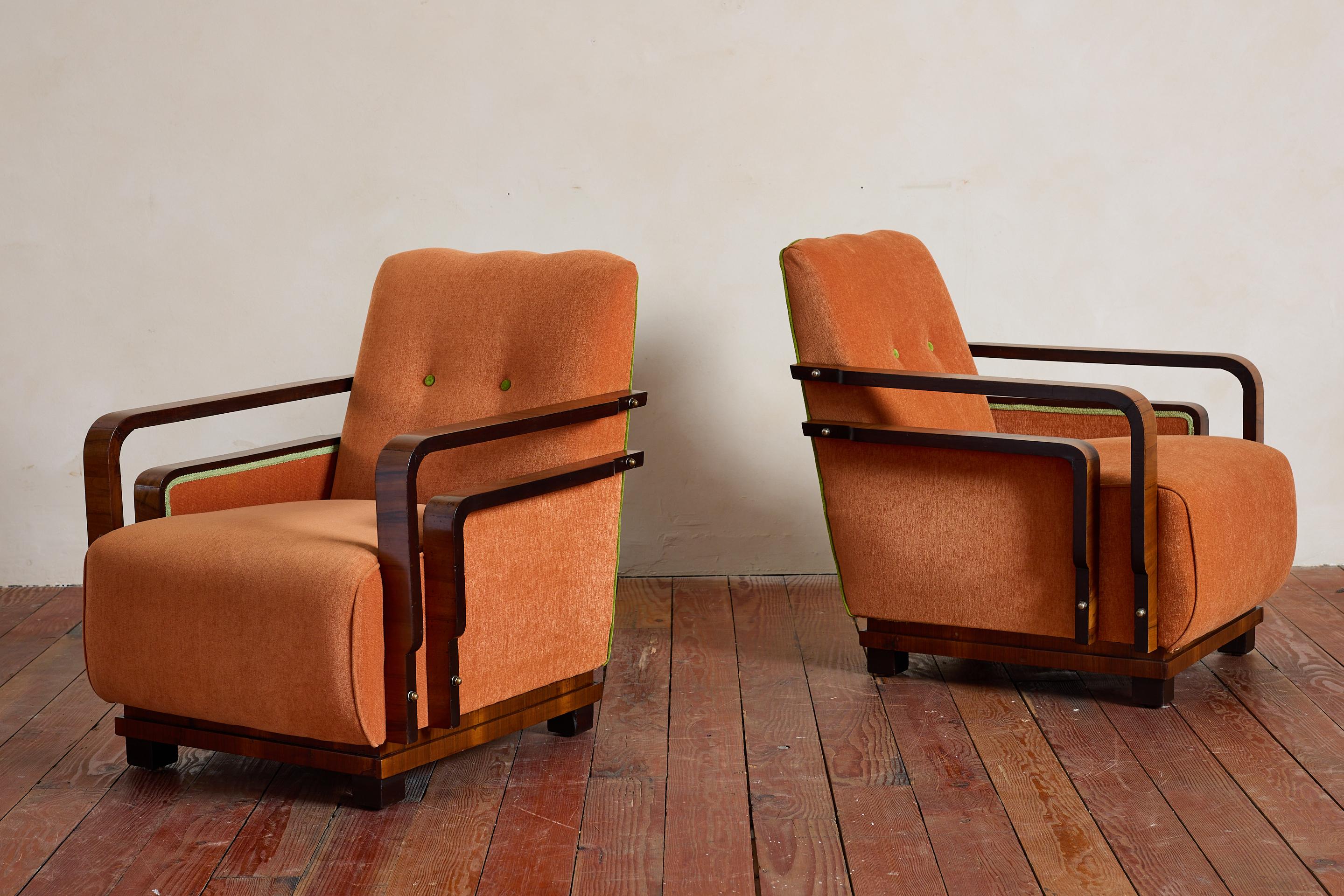 Paire de fauteuils Art Déco italiens - Italie, années 1940

Merveilleuse forme avec des bras flottants courbés et une magnifique tapisserie d'origine avec des boutons et des passepoils verts. 

Dessus festonné ondulé. 

Canapé assorti disponible.
