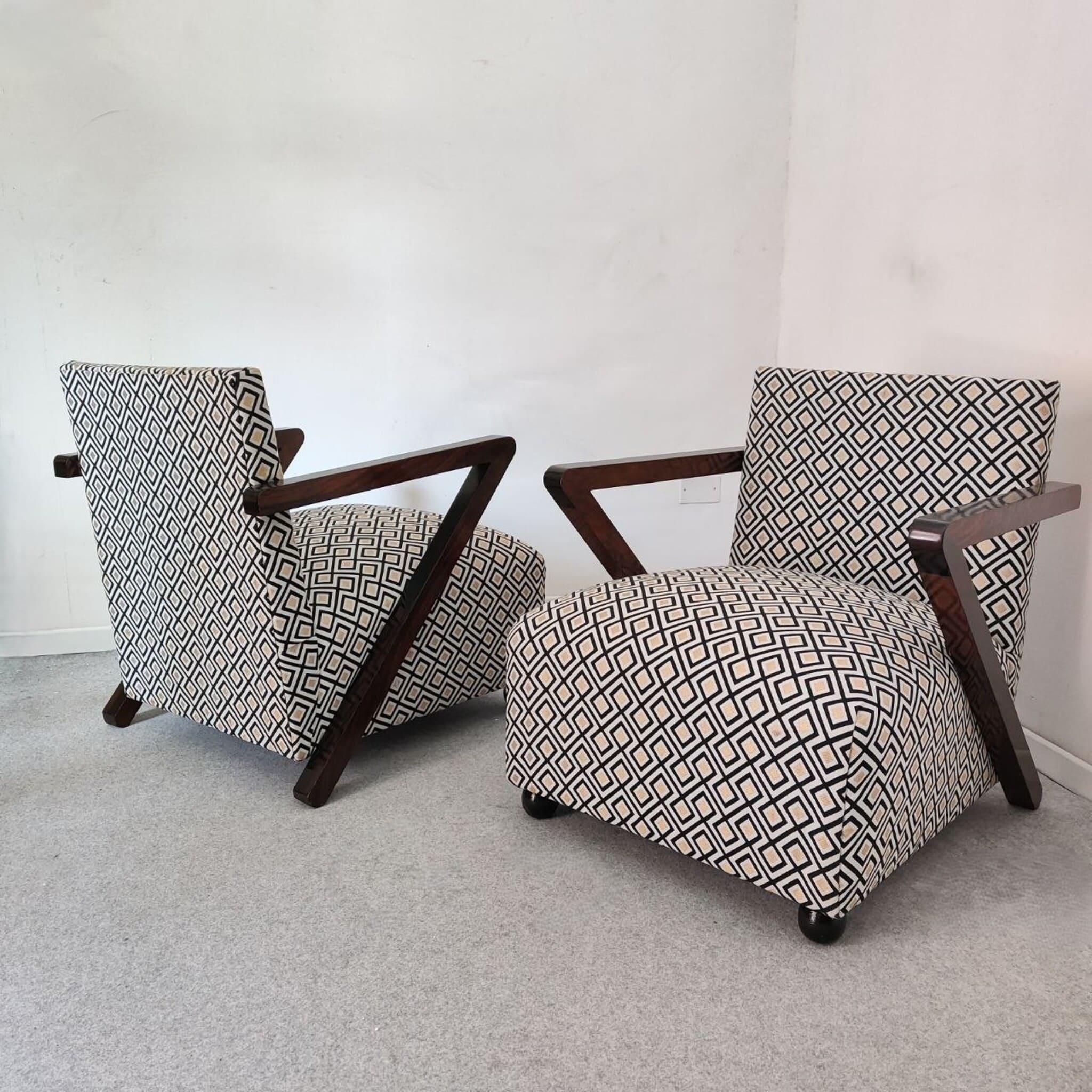Coppia di poltrone italiane Art Déco in noce e tessuto geometrico, anni '30

Una raffinata coppia di poltrone Art Déco italiane degli anni '30, che mostrano l'eleganza e il design essenziale tipico del periodo. La struttura è realizzata in noce di