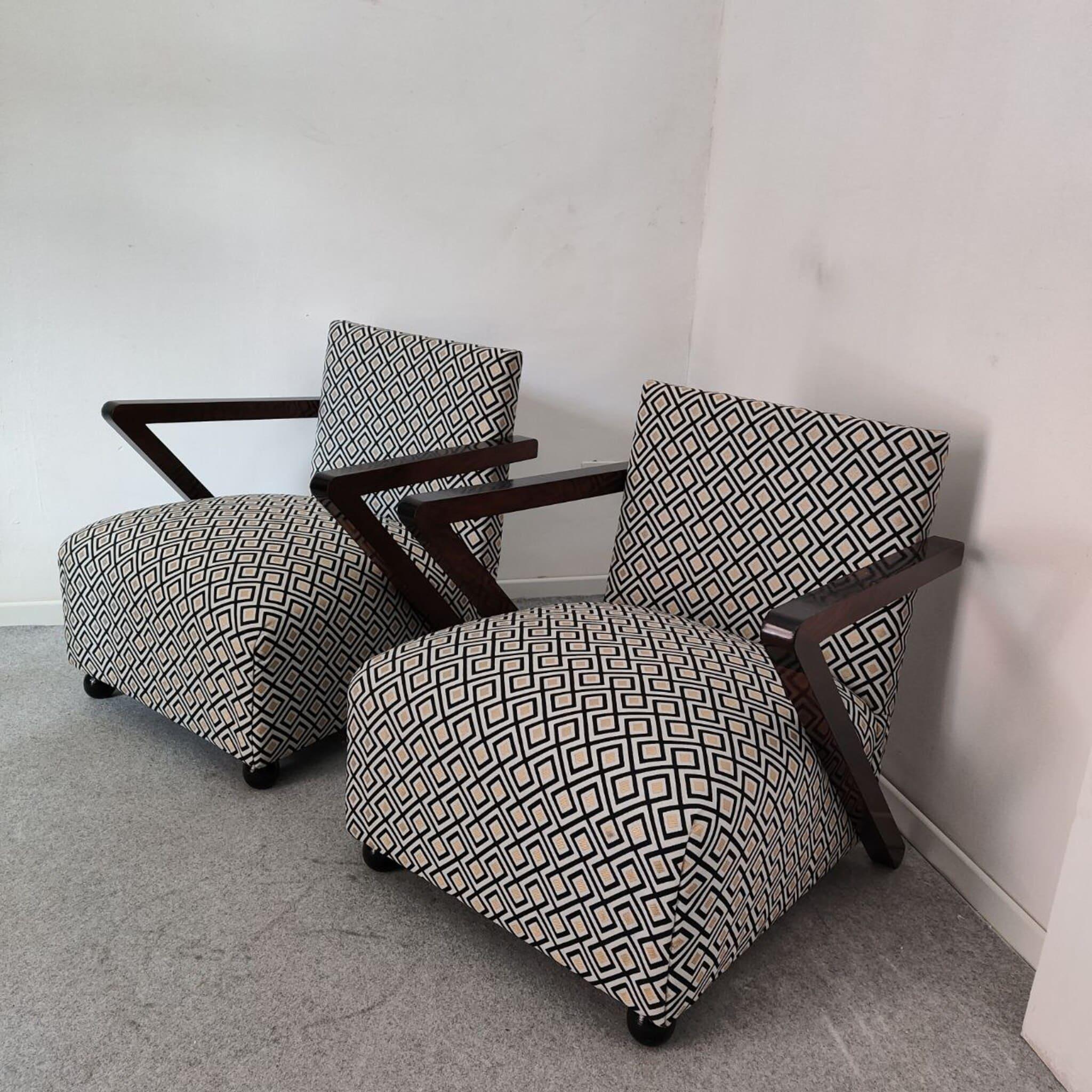 Italiano Coppia di poltrone italiane Art Déco in noce e tessuto geometrico, anni '30 in vendita