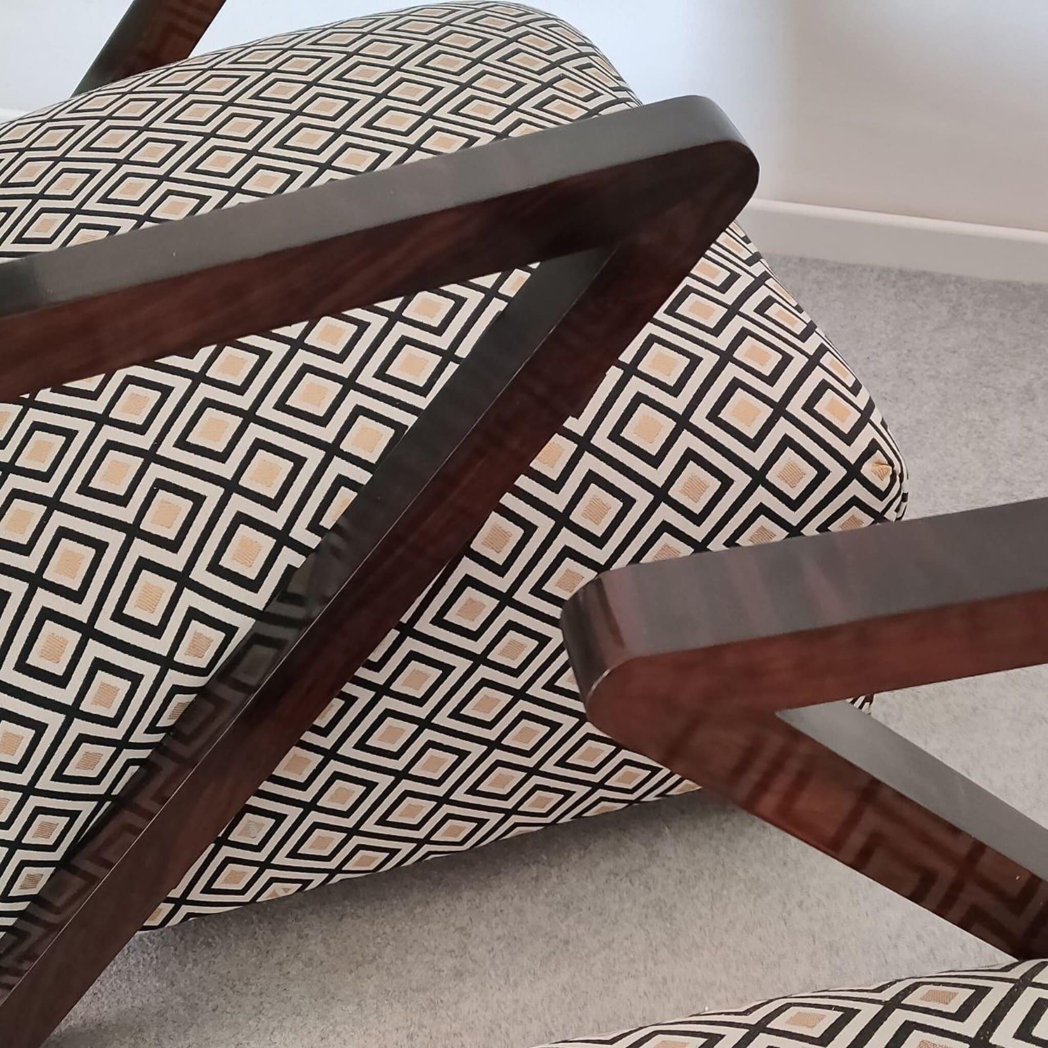 Coppia di poltrone italiane Art Déco in noce e tessuto geometrico, anni '30 In condizioni ottime in vendita a Nicolosi, IT