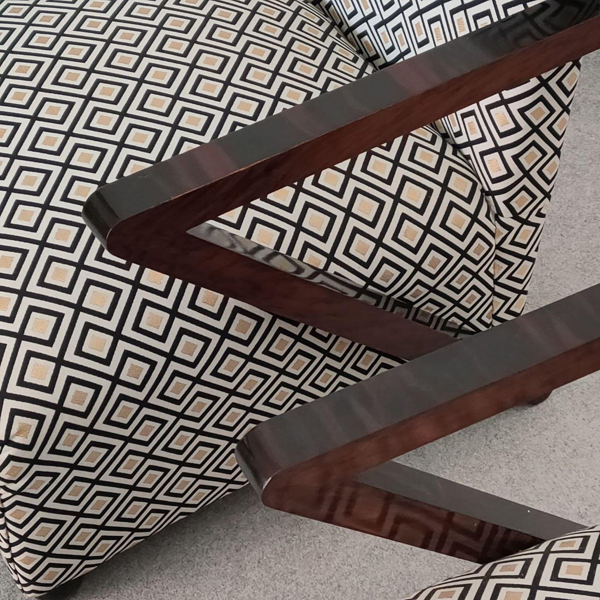 Metà XX secolo Coppia di poltrone italiane Art Déco in noce e tessuto geometrico, anni '30 in vendita