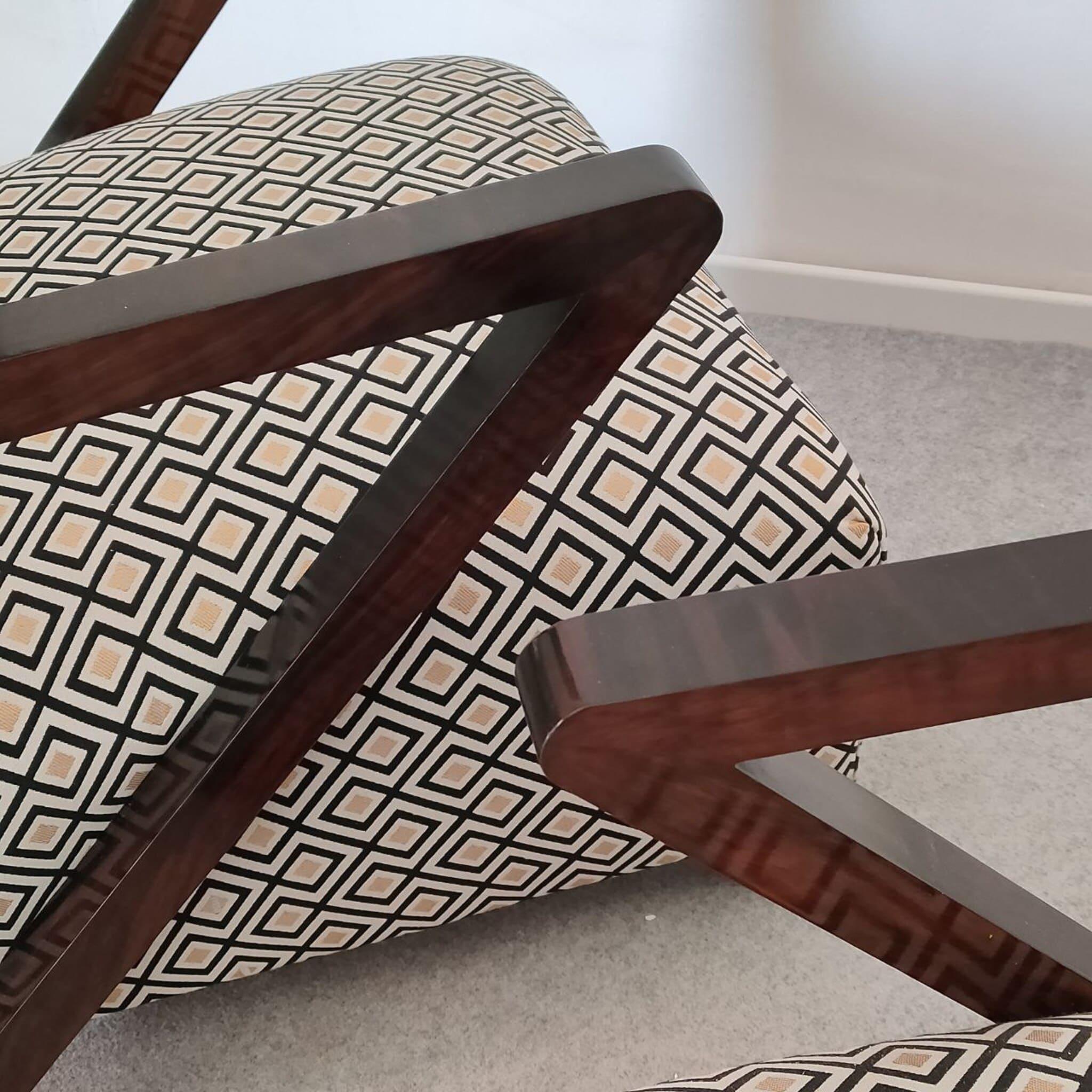 Tessuto Coppia di poltrone italiane Art Déco in noce e tessuto geometrico, anni '30 in vendita