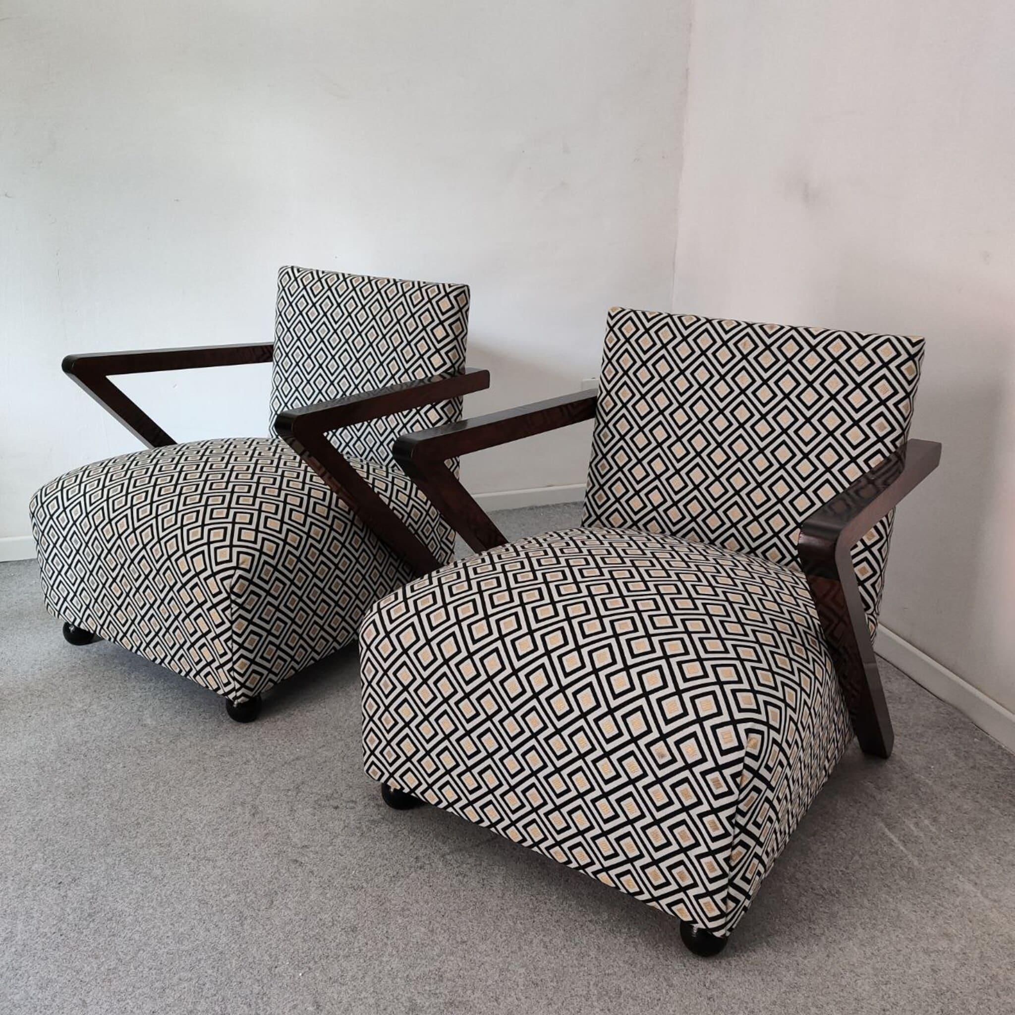 Coppia di poltrone italiane Art Déco in noce e tessuto geometrico, anni '30 in vendita 1