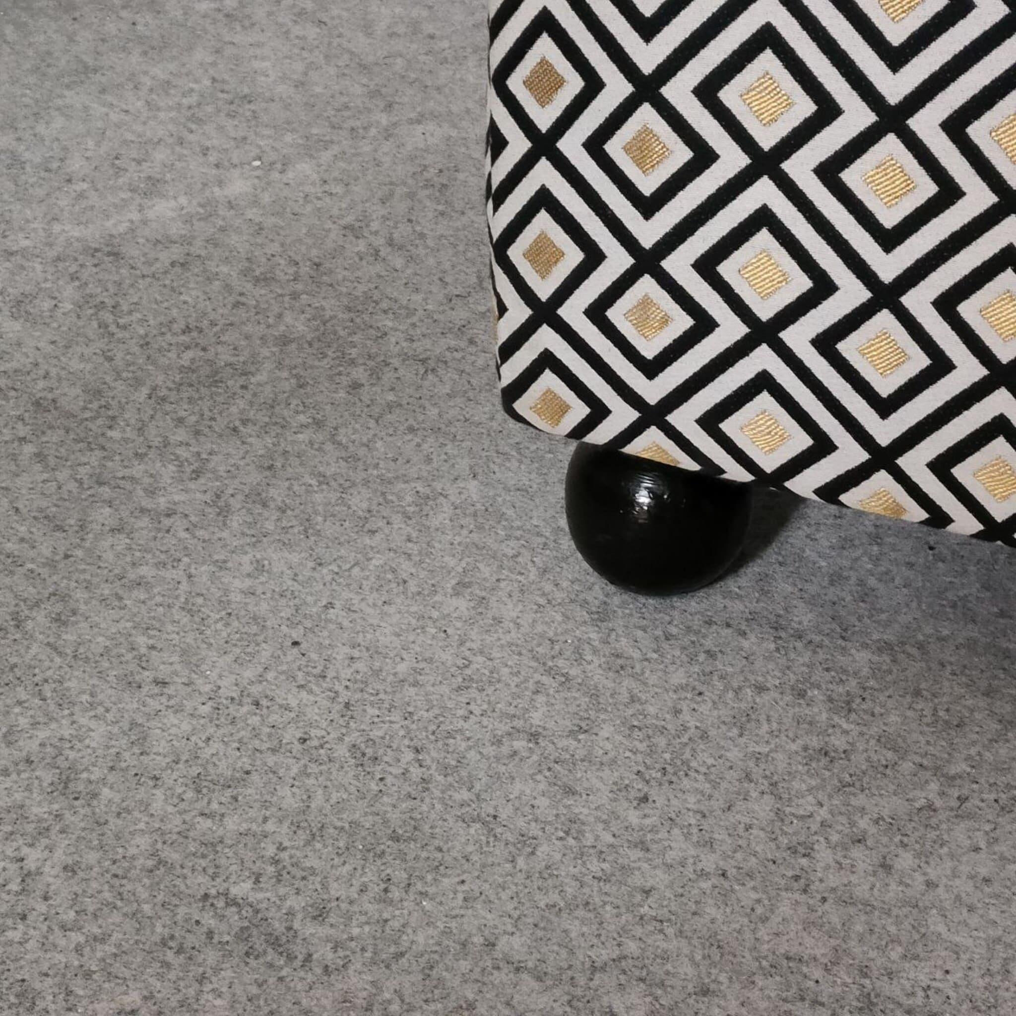 Coppia di poltrone italiane Art Déco in noce e tessuto geometrico, anni '30 in vendita 2