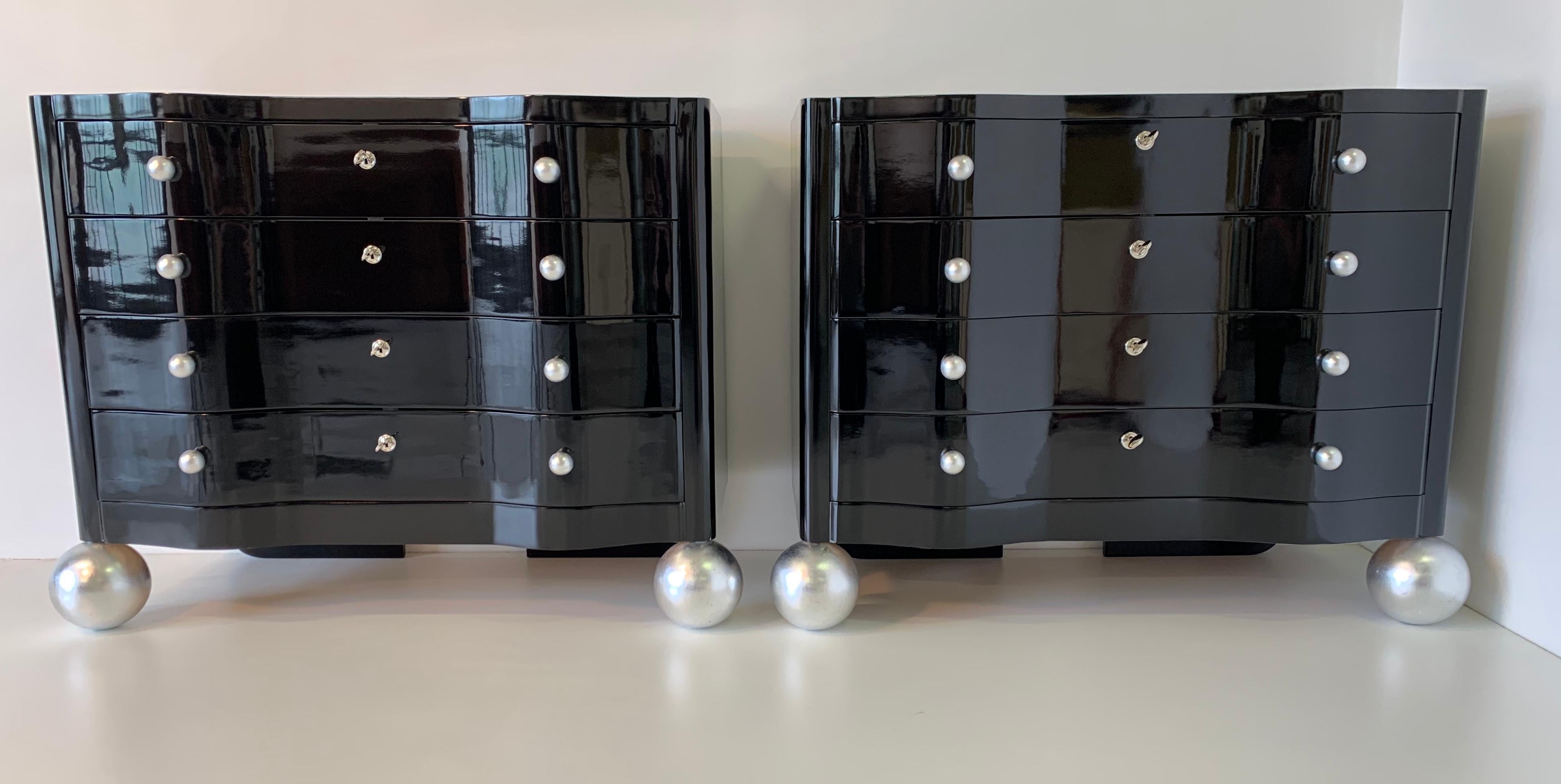 Pair of twin chest of drawers from the 1930s made in Italy.
The structure and the drawers are black lacquered while the handles and feet are in turned wood and covered with silver leaf.
The keys and details are in chromed metal.
Completely