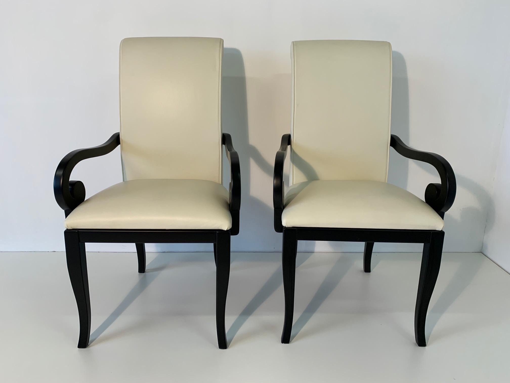 Elegant chairs with armrests in Art Deco style, upholstered in fine ivory Italian leather.
The structure is made of black lacquered wood.
Both chairs have recently been completely restored.