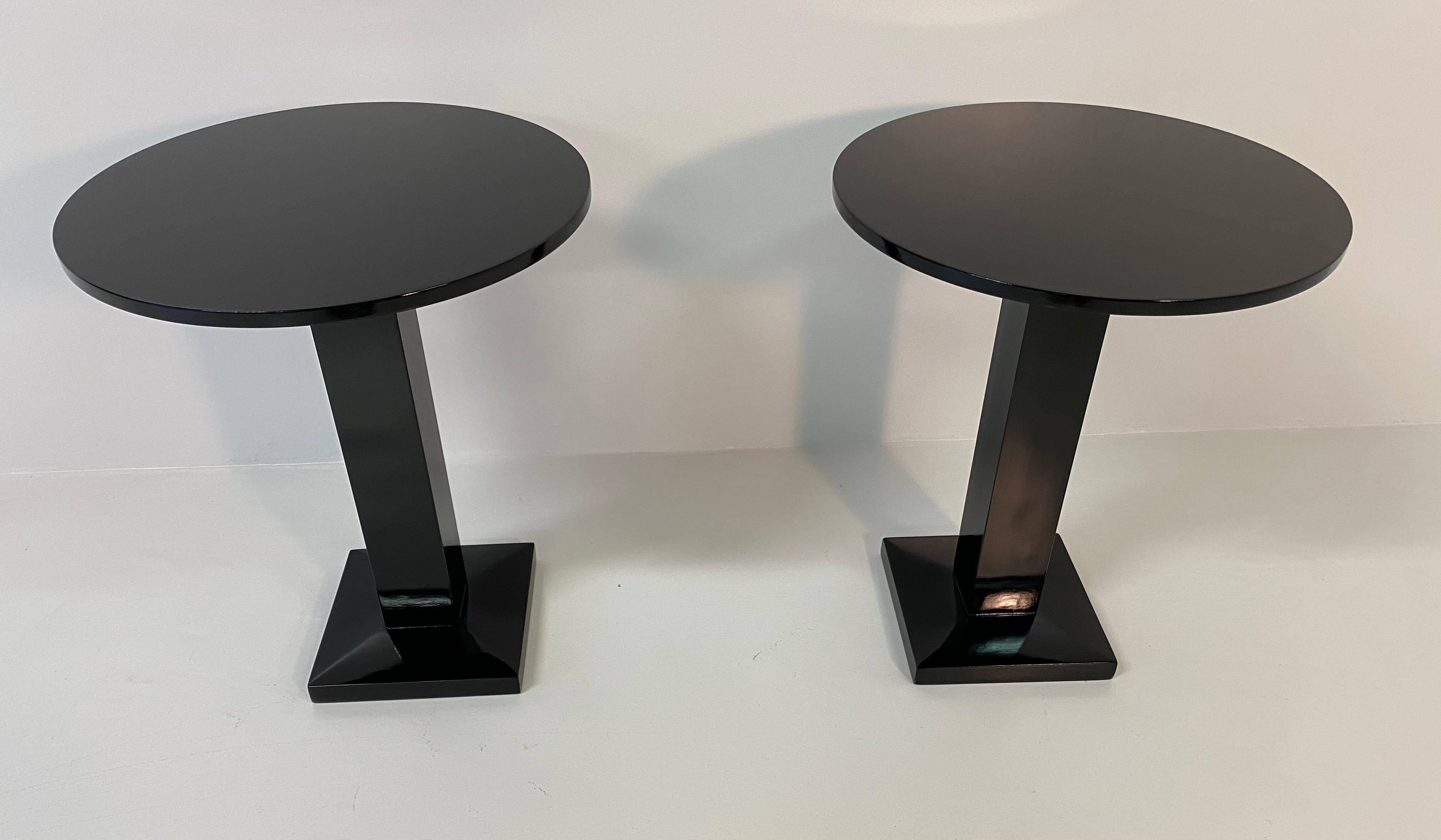 Pair of Italian Art Deco style coffee tables produced in the 1980s.
They are entirely in black lacquered wood.
Fully restored.