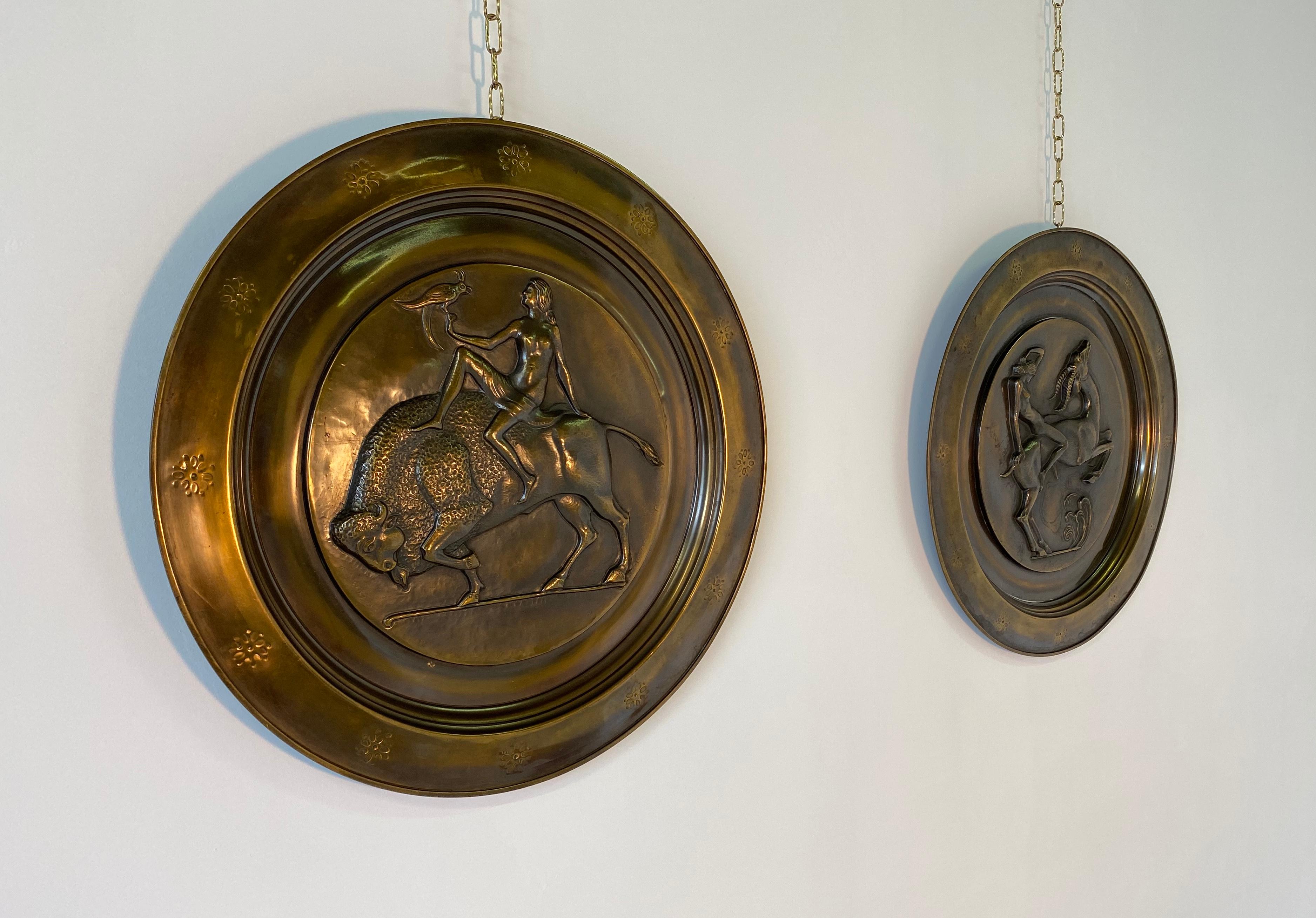 Pair of hanging brass plates produced in Italy in the 1940s. The Classic Art Deco subjects are represented and are in their original patina of the time.
Small signs of wear due to age.