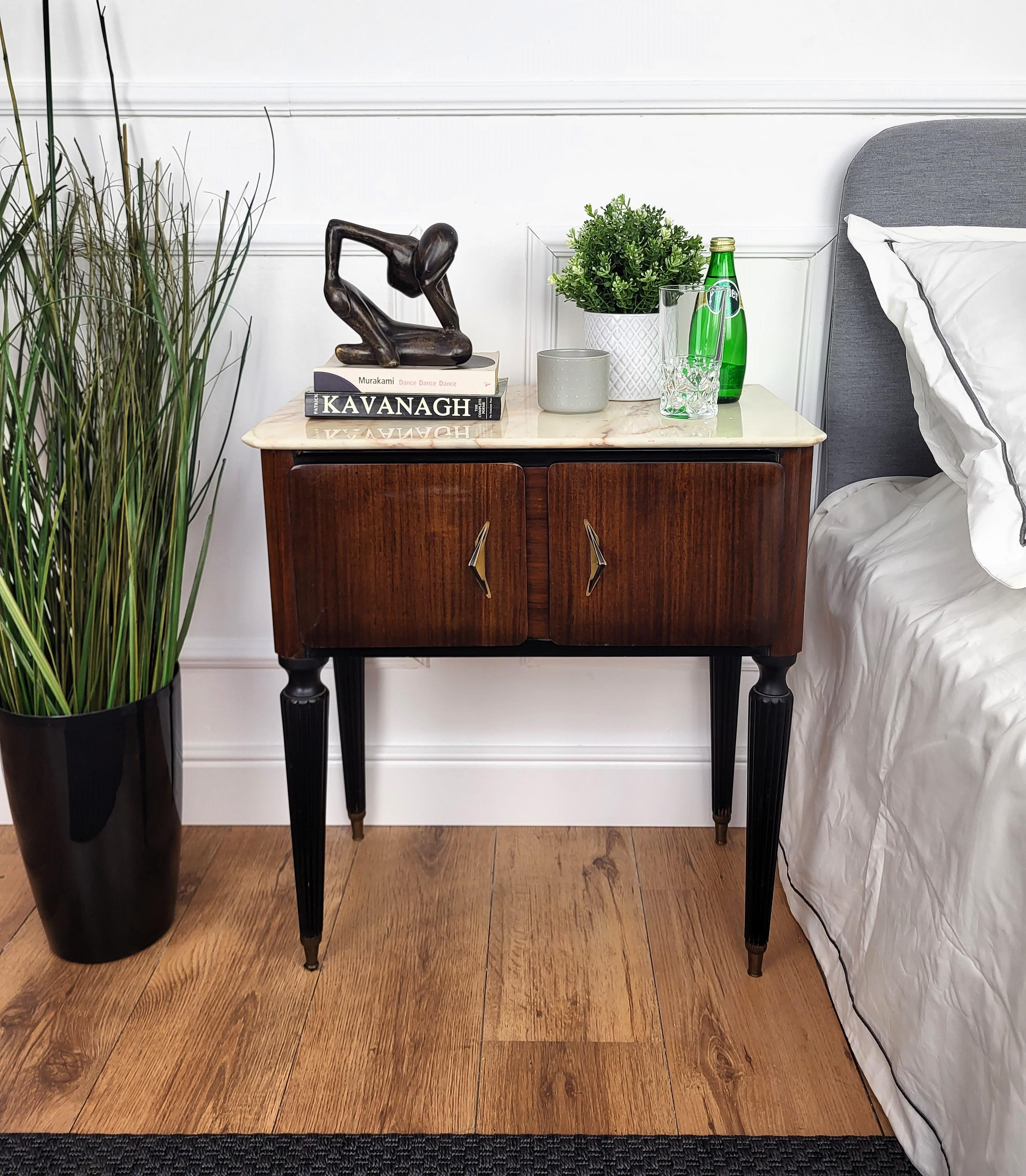 Very elegant and refined Italian 1950s Art Deco Mid-Century Modern pair of night stands bed side tables with great wood veins detail decorated wooden structure and two front doors completed by the white marble top with beautiful brass handles and