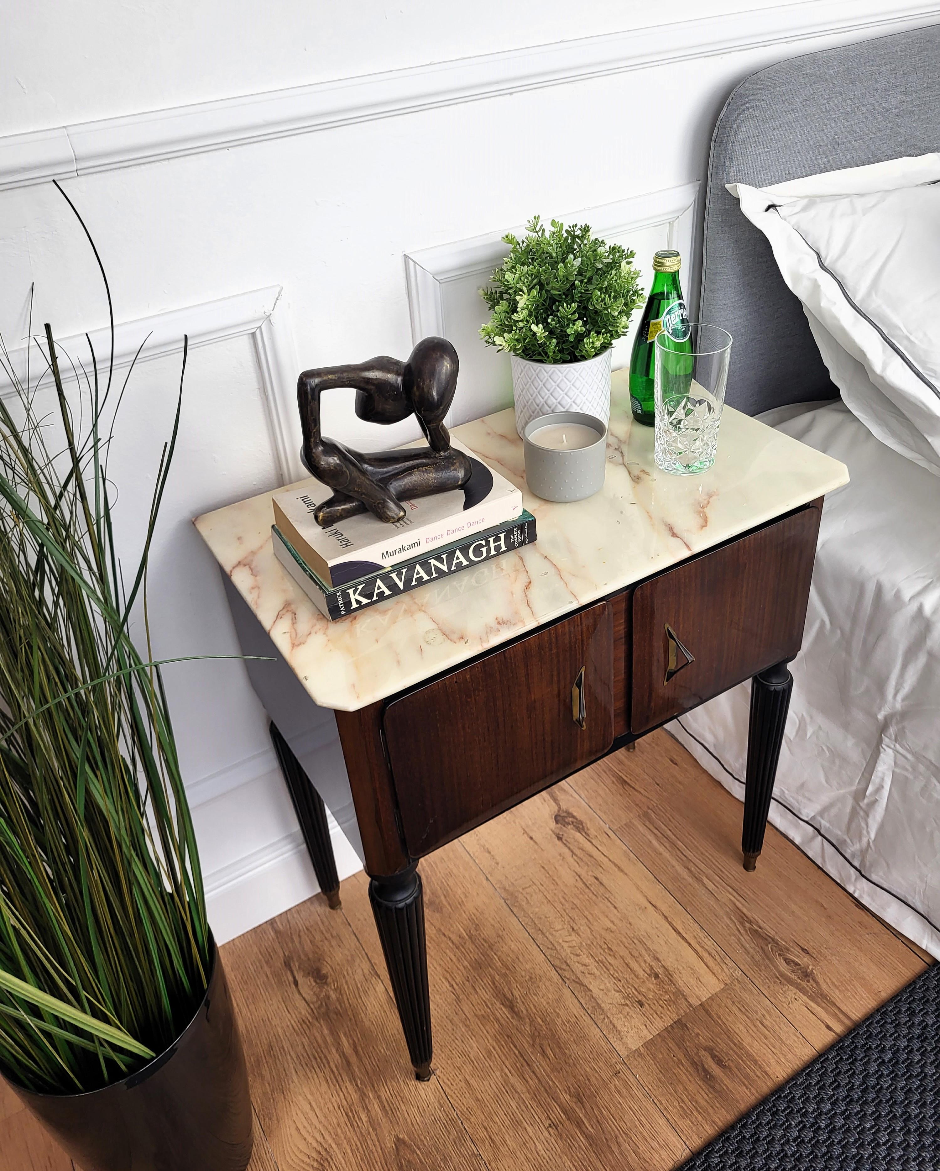 Pair of Italian Art Deco Burl Veneer Wood Marble Top Night Stands Bedside Tables In Good Condition In Carimate, Como