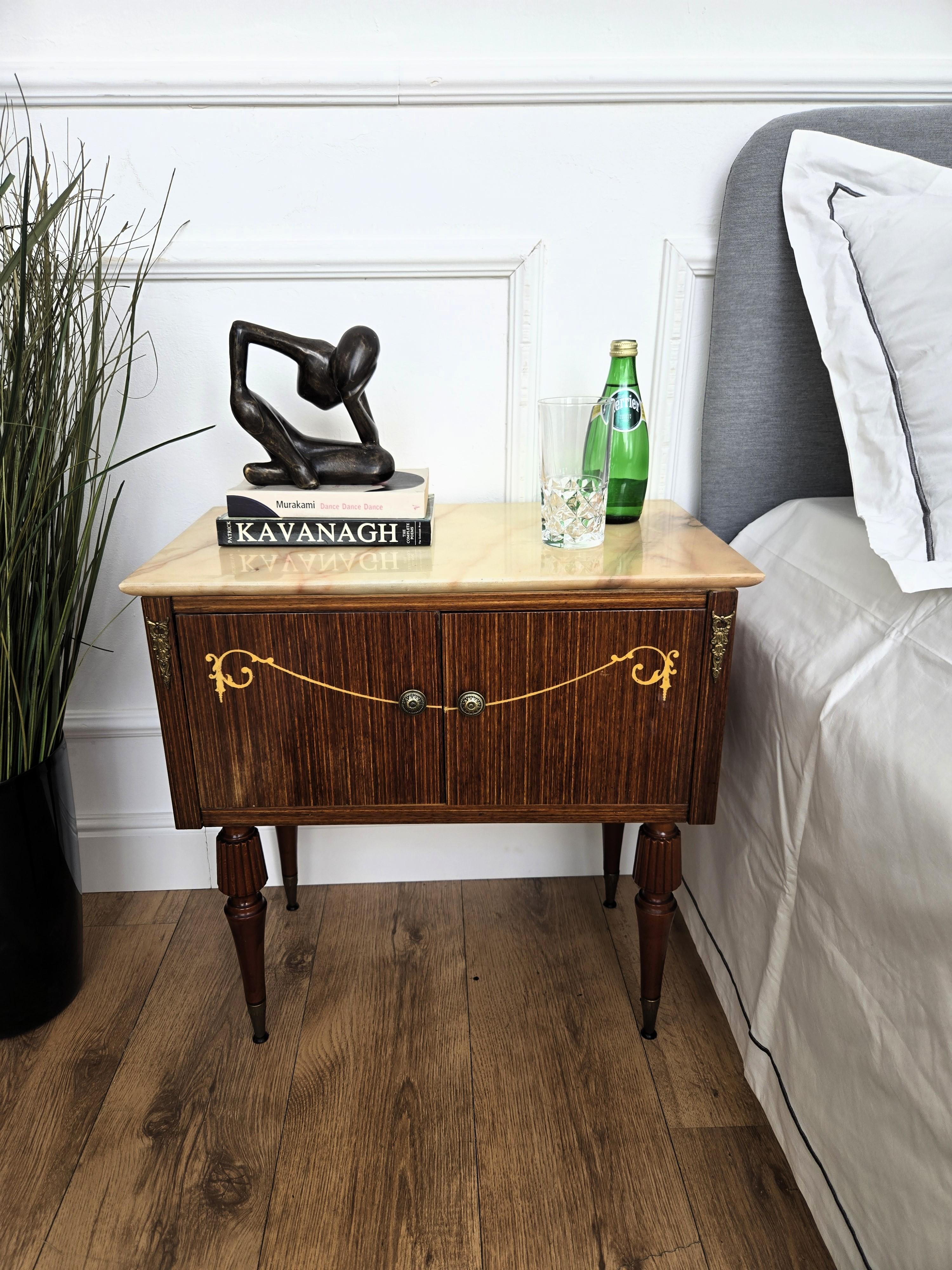 Pair of Italian Art Deco Burl Veneer Wood Marble Top Night Stands Bedside Tables In Good Condition For Sale In Carimate, Como