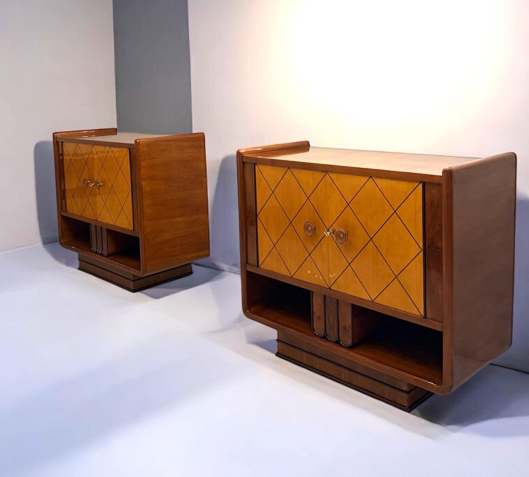 Elegantes Paar von  Barschrank.
Verzierte Haustüren mit geometrischen Einlegearbeiten. 
Zweifarbige Ausführung in blondem Birkenholz und dunklem Kaffee.


