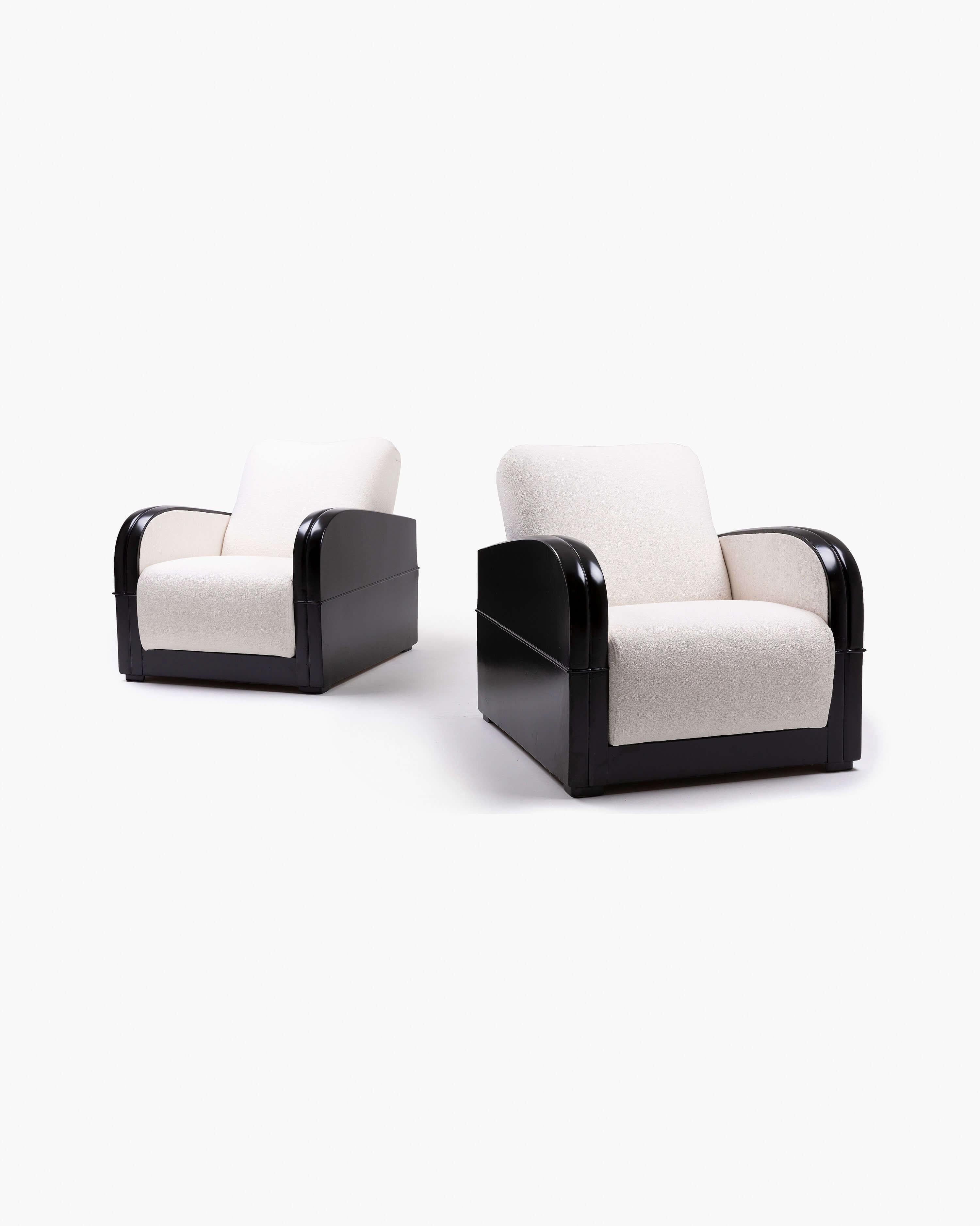Pair of Italian Art Deco Club Chairs in Black Lacquer and White Bouclé In Excellent Condition For Sale In Beverly Hills, CA