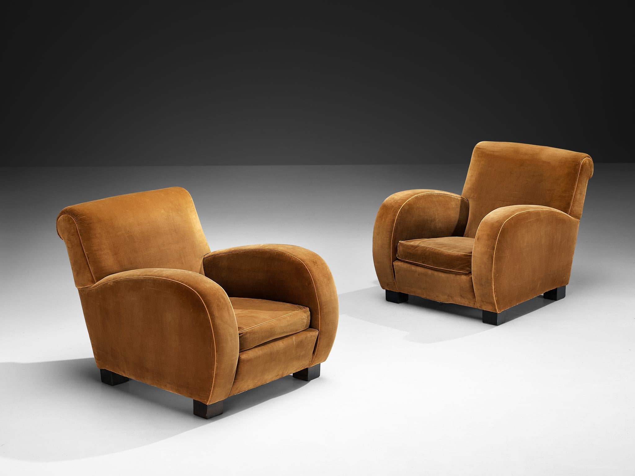 Paire de chaises longues, velours, hêtre laqué noir, Italie, années 1930

Magnifiques fauteuils club fabriqués dans les années 1930. Un design exceptionnel défini par des formes magnifiquement arrondies et une chaleur charmante. Ces fauteuils