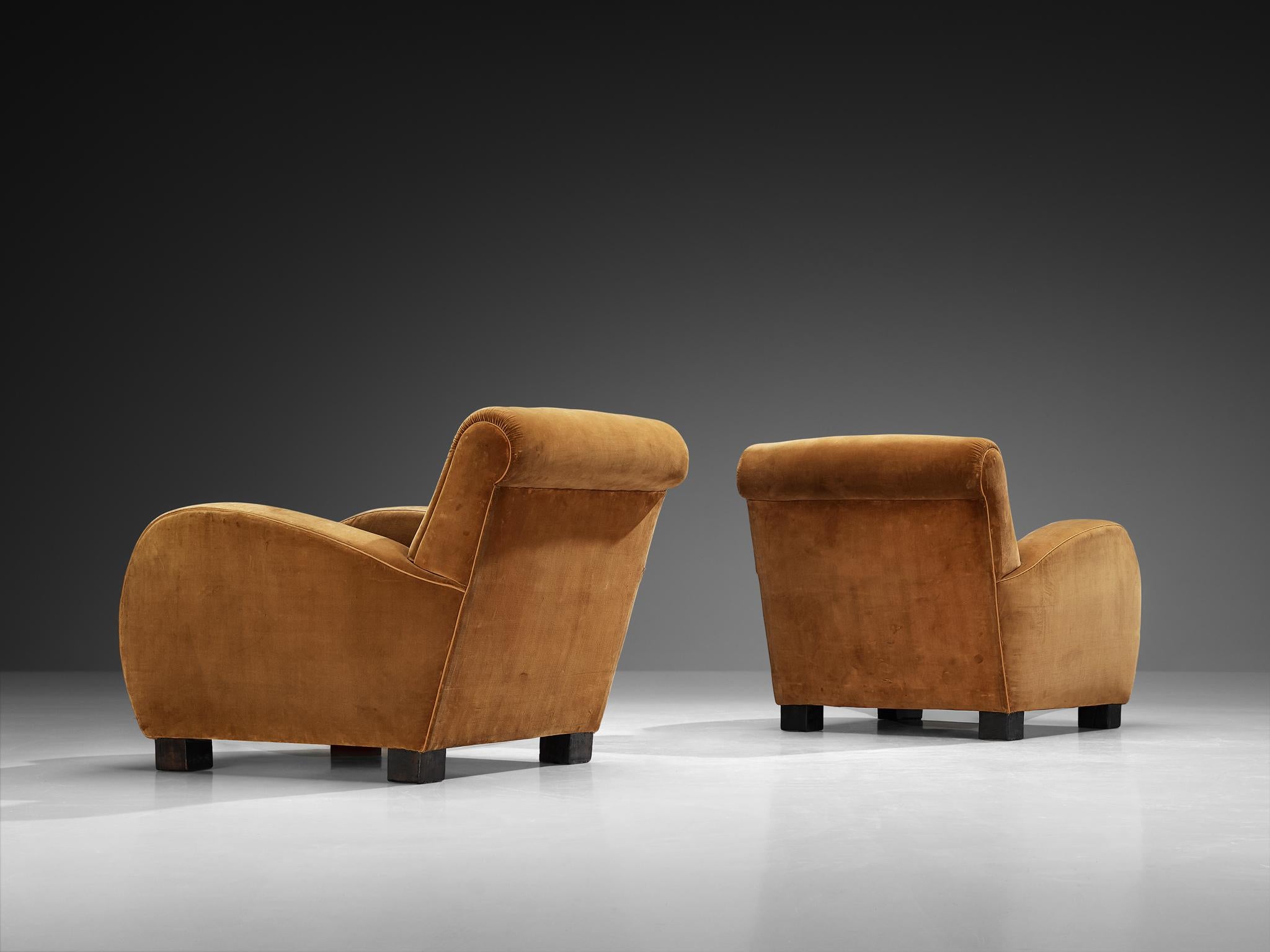 Milieu du XXe siècle Paire de fauteuils club Art déco italiens en velours brun clair en vente