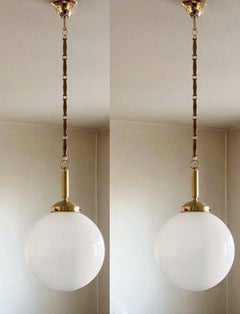 Paire de suspensions Art Déco italiennes en verre opalin soufflé à la main et laiton, années 1940