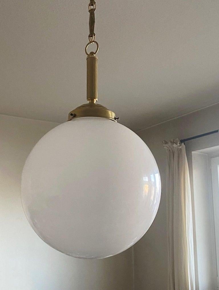 Laiton Paire de suspensions Art Déco italiennes en verre opalin soufflé à la main et laiton, années 1940 en vente