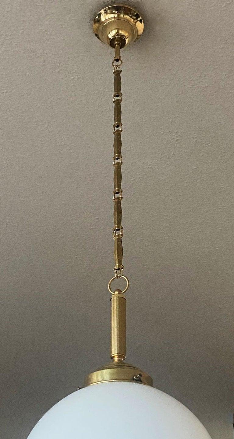 Paire de suspensions Art Déco italiennes en verre opalin soufflé à la main et laiton, années 1940 en vente 1