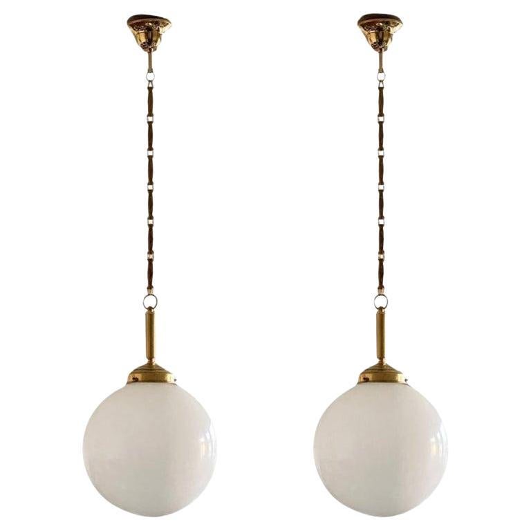 Paire de suspensions Art Déco italiennes en verre opalin soufflé à la main et laiton, années 1940